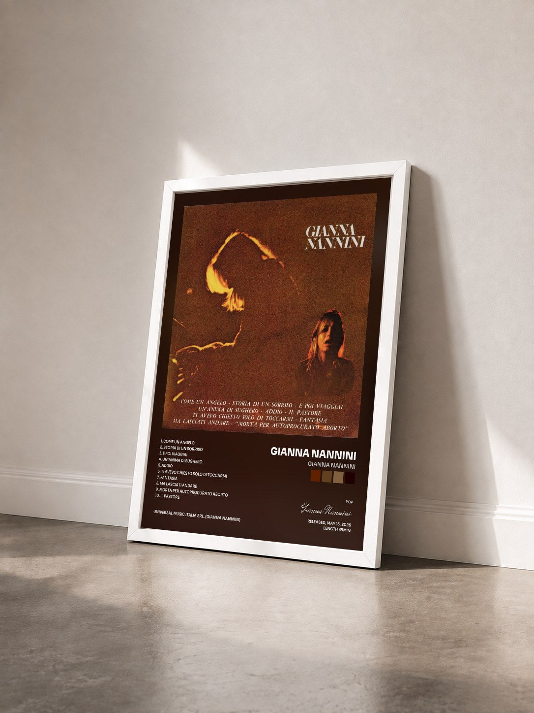 #blanc Tableau de l'album Gianna Nannini de Gianna Nannini vu de trois quarts, cadre blanc