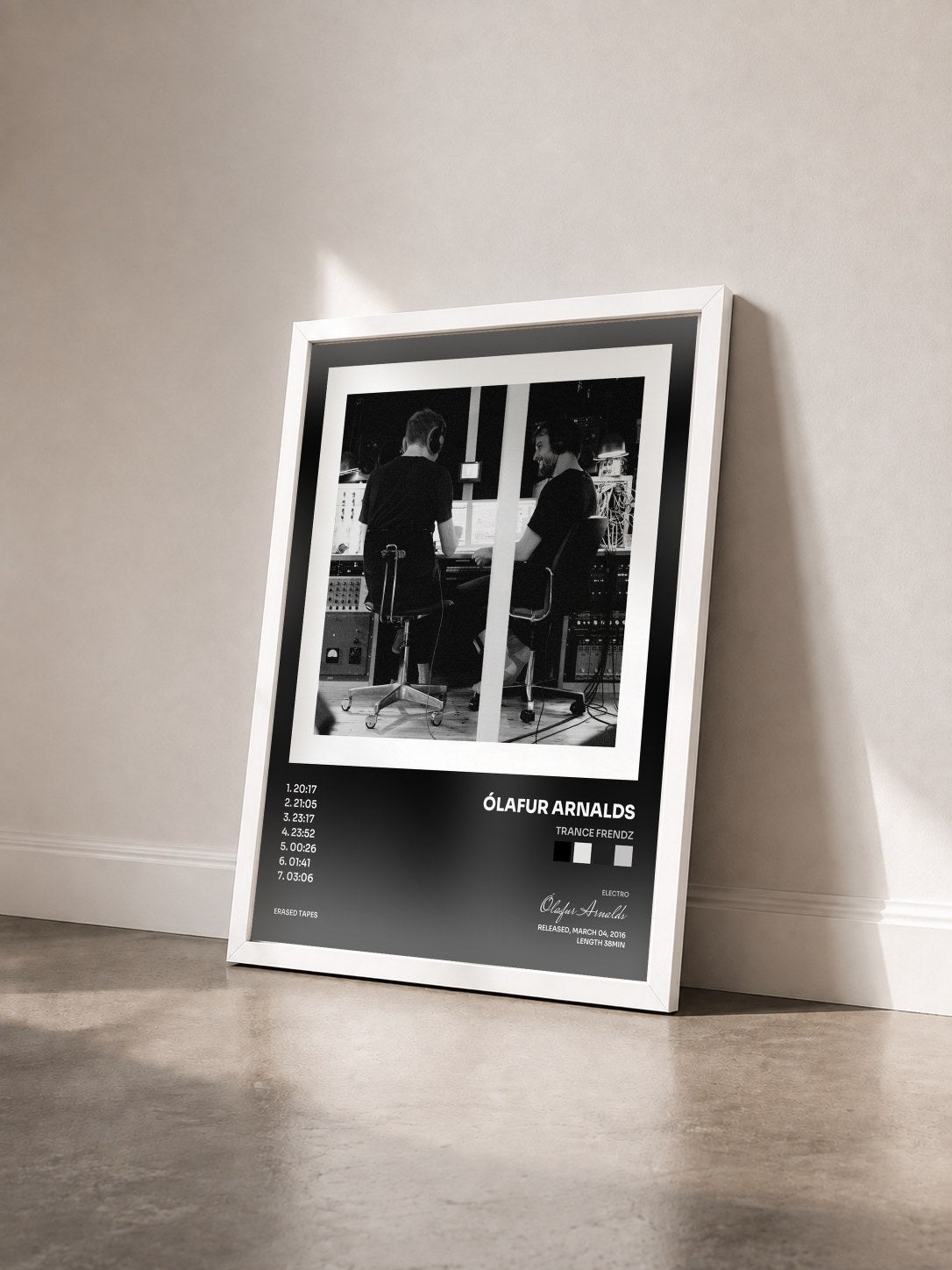 #blanc Tableau de l'album Trance Frendz de Ólafur Arnalds vu de trois quarts, cadre blanc