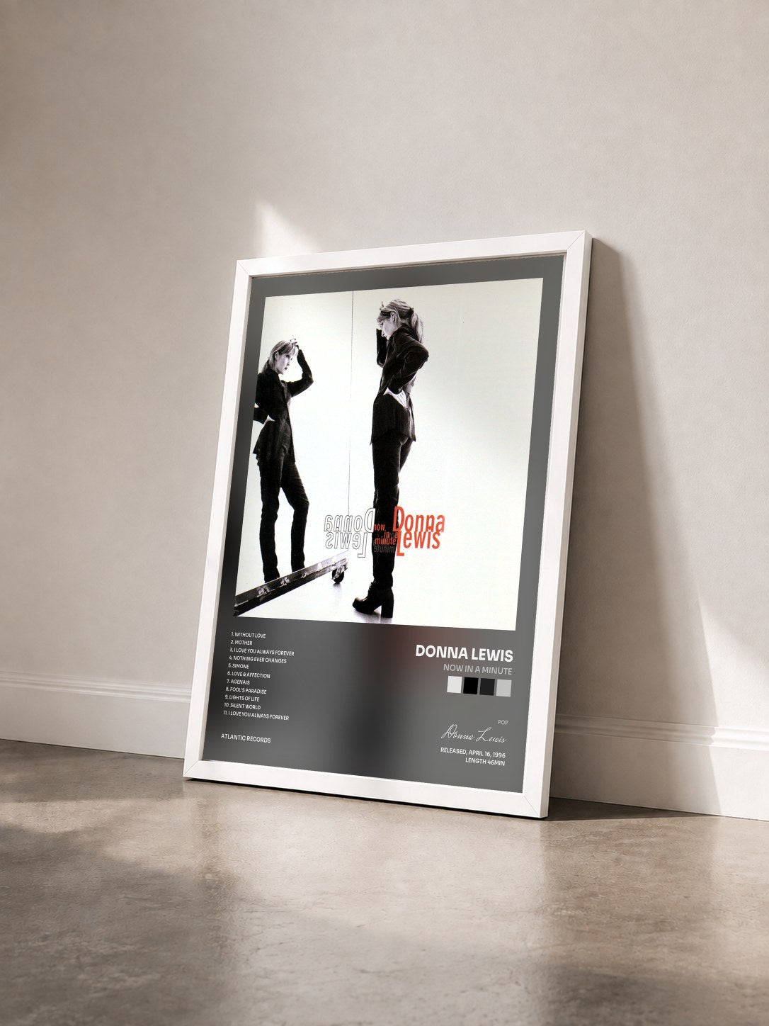 #blanc Tableau de l'album Now in a Minute de Donna Lewis vu de trois quarts, cadre blanc