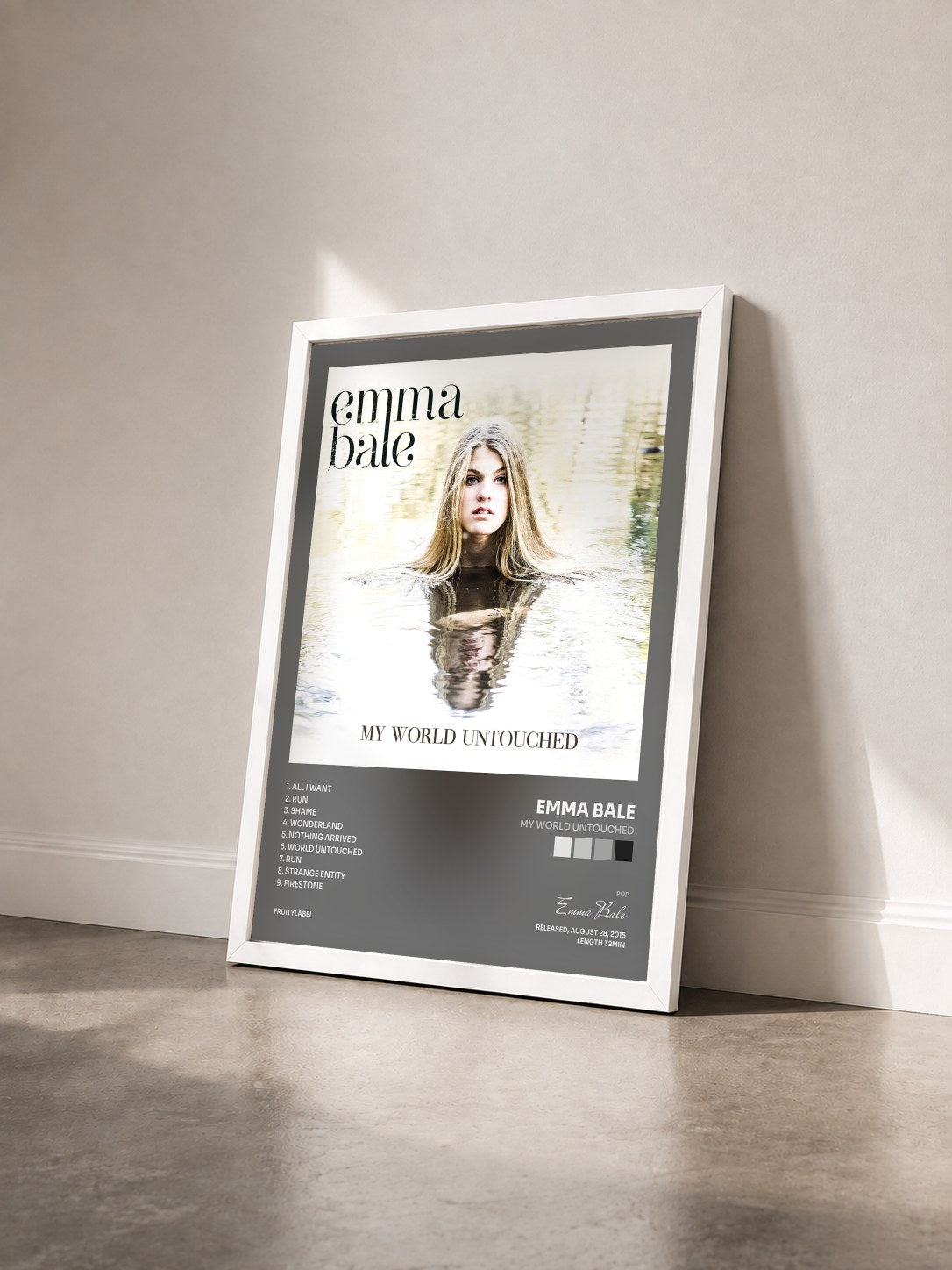 #blanc Tableau de l'album My World Untouched de Emma Bale vu de trois quarts, cadre blanc