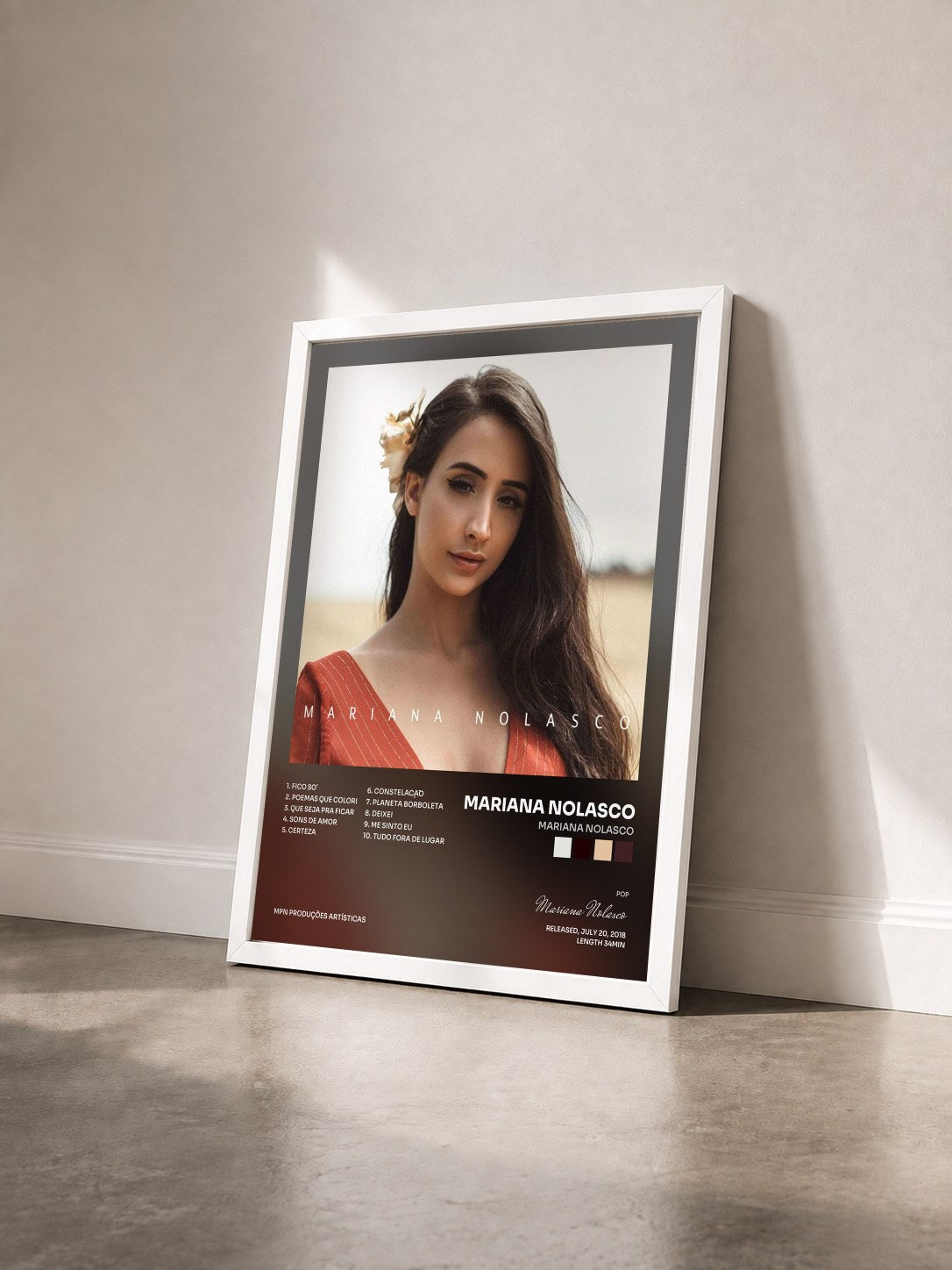 #blanc Tableau de l'album Mariana Nolasco de Mariana Nolasco vu de trois quarts, cadre blanc
