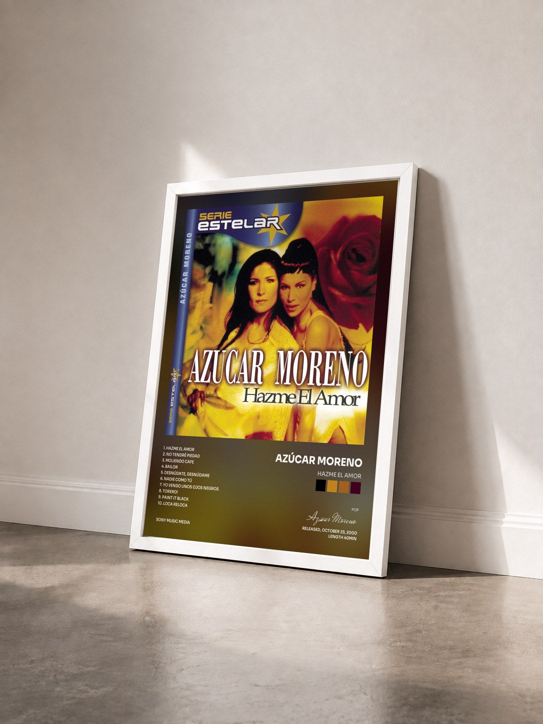 #blanc Tableau de l'album Hazme El Amor de Azúcar Moreno vu de trois quarts, cadre blanc