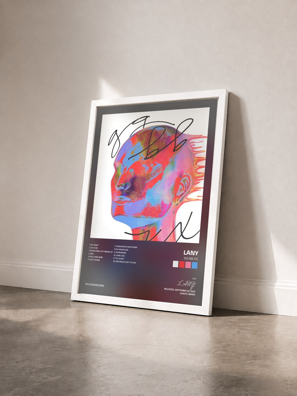 #blanc Tableau de l'album gg bb xx de LANY vu de trois quarts, cadre blanc