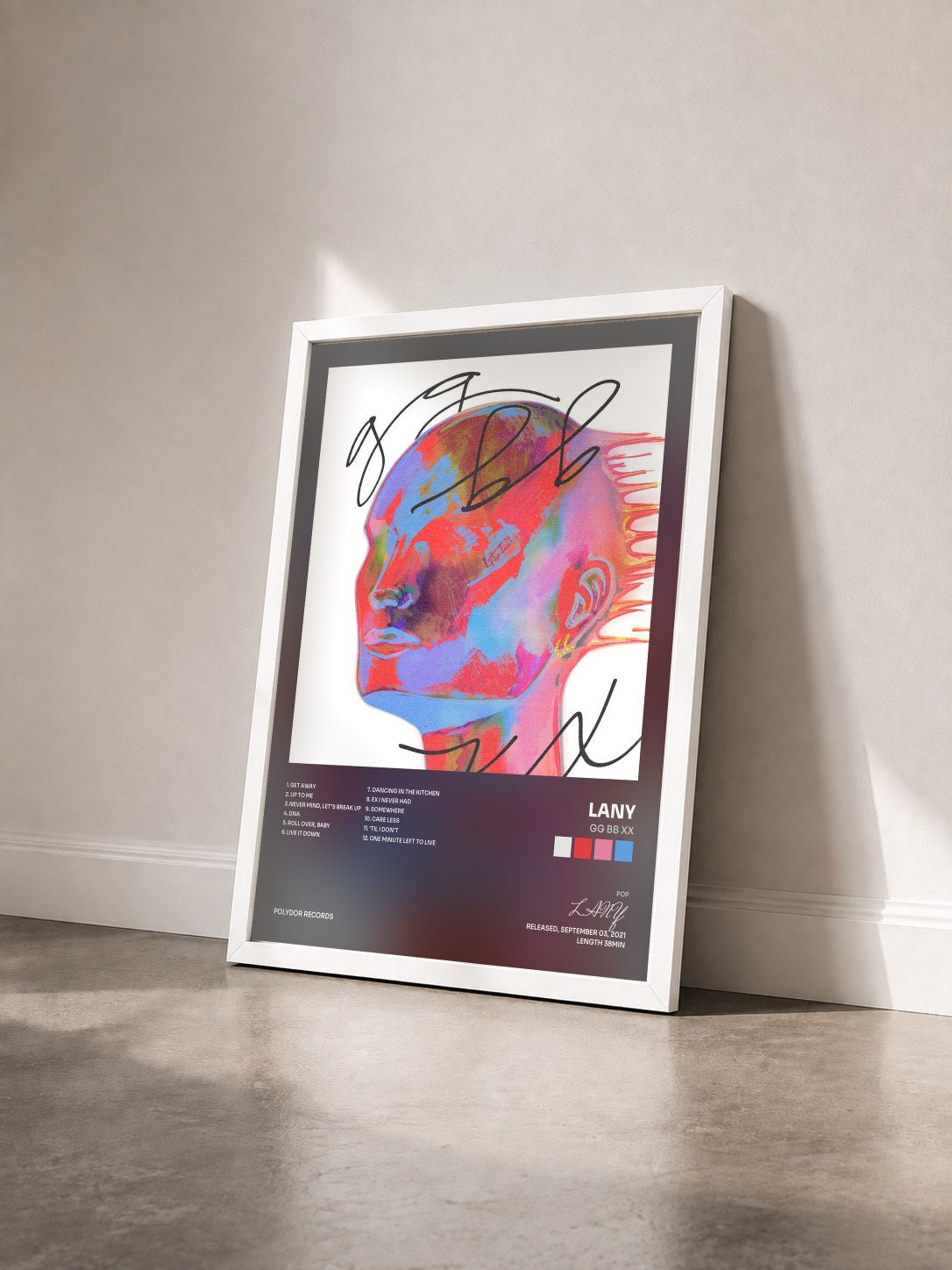 #blanc Tableau de l'album gg bb xx de LANY vu de trois quarts, cadre blanc
