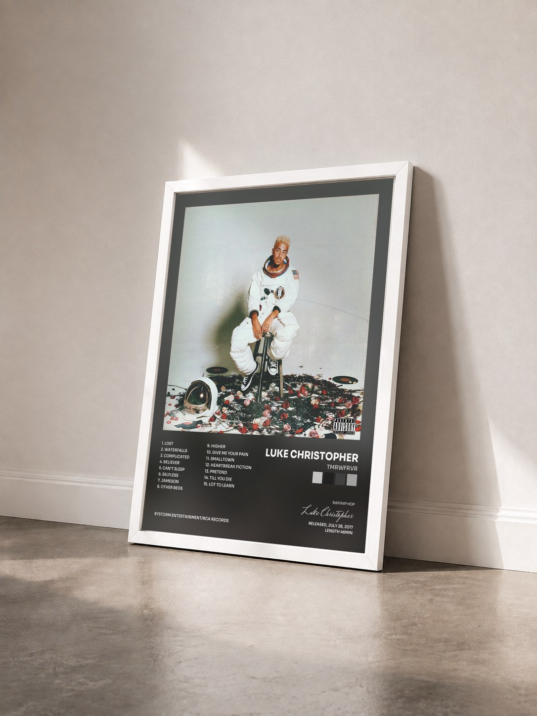 #blanc Tableau de l'album TMRWFRVR de Luke Christopher vu de trois quarts, cadre blanc