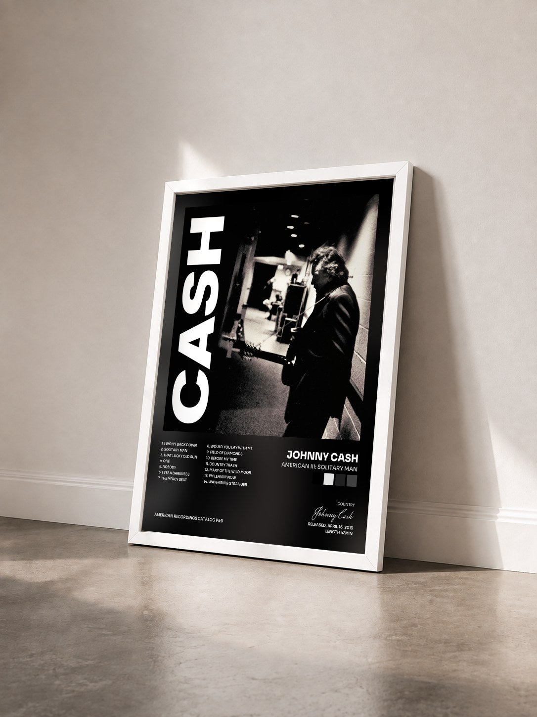 #blanc Tableau de l'album American III: Solitary Man de Johnny Cash vu de trois quarts, cadre blanc