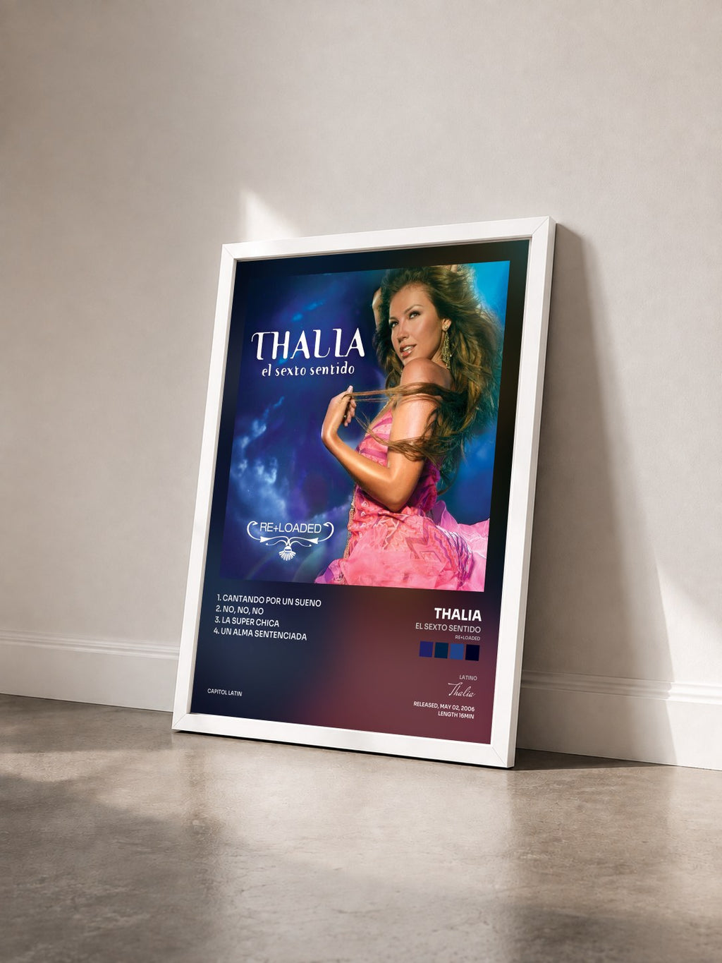 #blanc Tableau de l'album El Sexto Sentido (Re+Loaded) de Thalia vu de trois quarts, cadre blanc