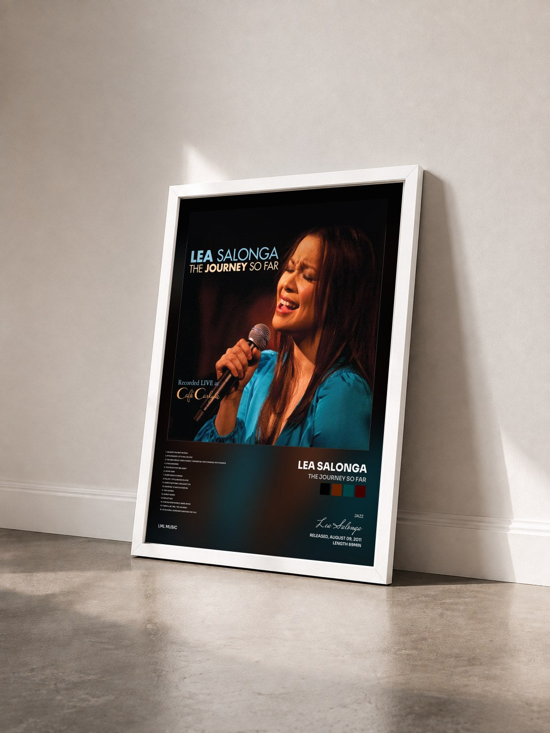 #blanc Tableau de l'album The Journey so Far de Lea Salonga vu de trois quarts, cadre blanc