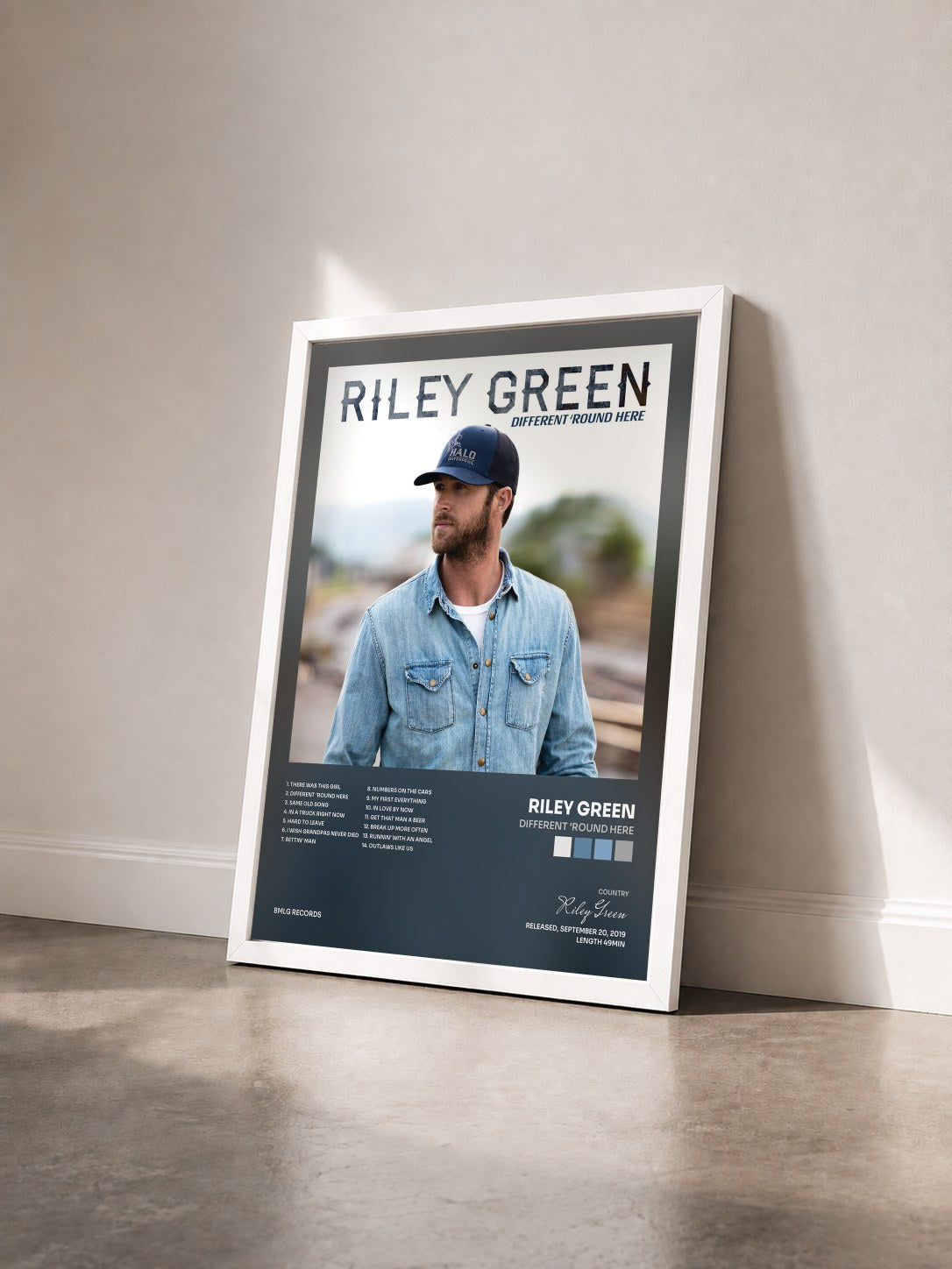#blanc Tableau de l'album Different 'Round Here de Riley Green vu de trois quarts, cadre blanc