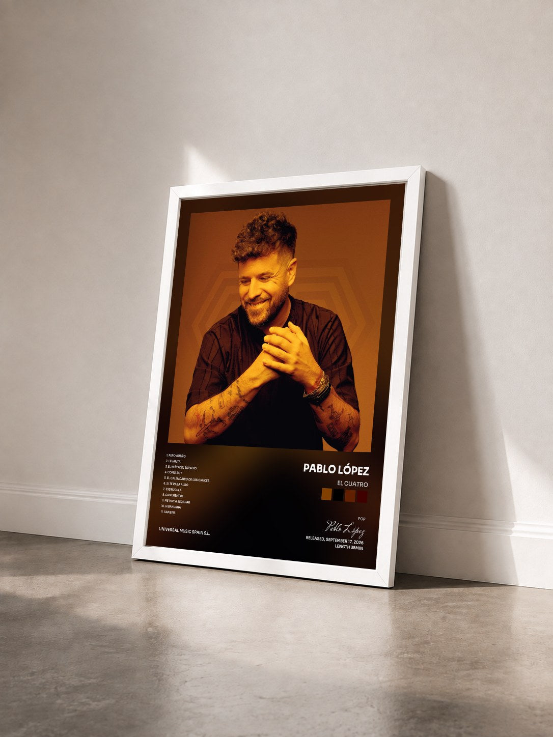 #blanc Tableau de l'album El Cuatro de Pablo López vu de trois quarts, cadre blanc