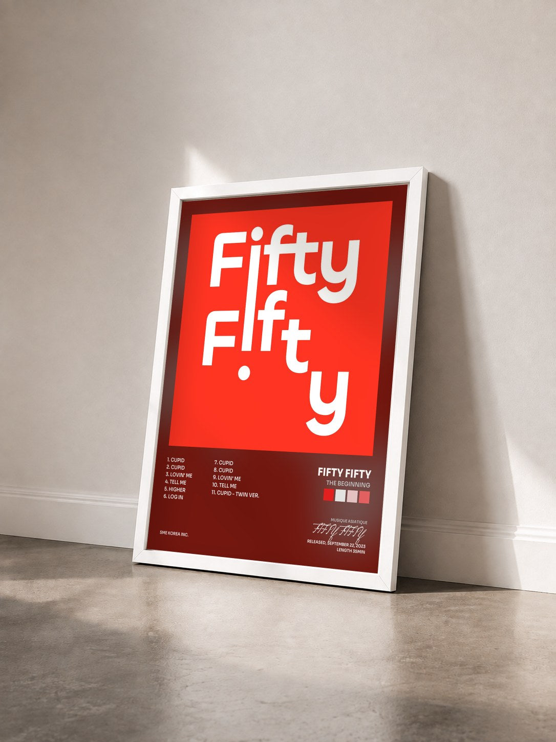 #blanc Tableau de l'album The Beginning de FIFTY FIFTY vu de trois quarts, cadre blanc
