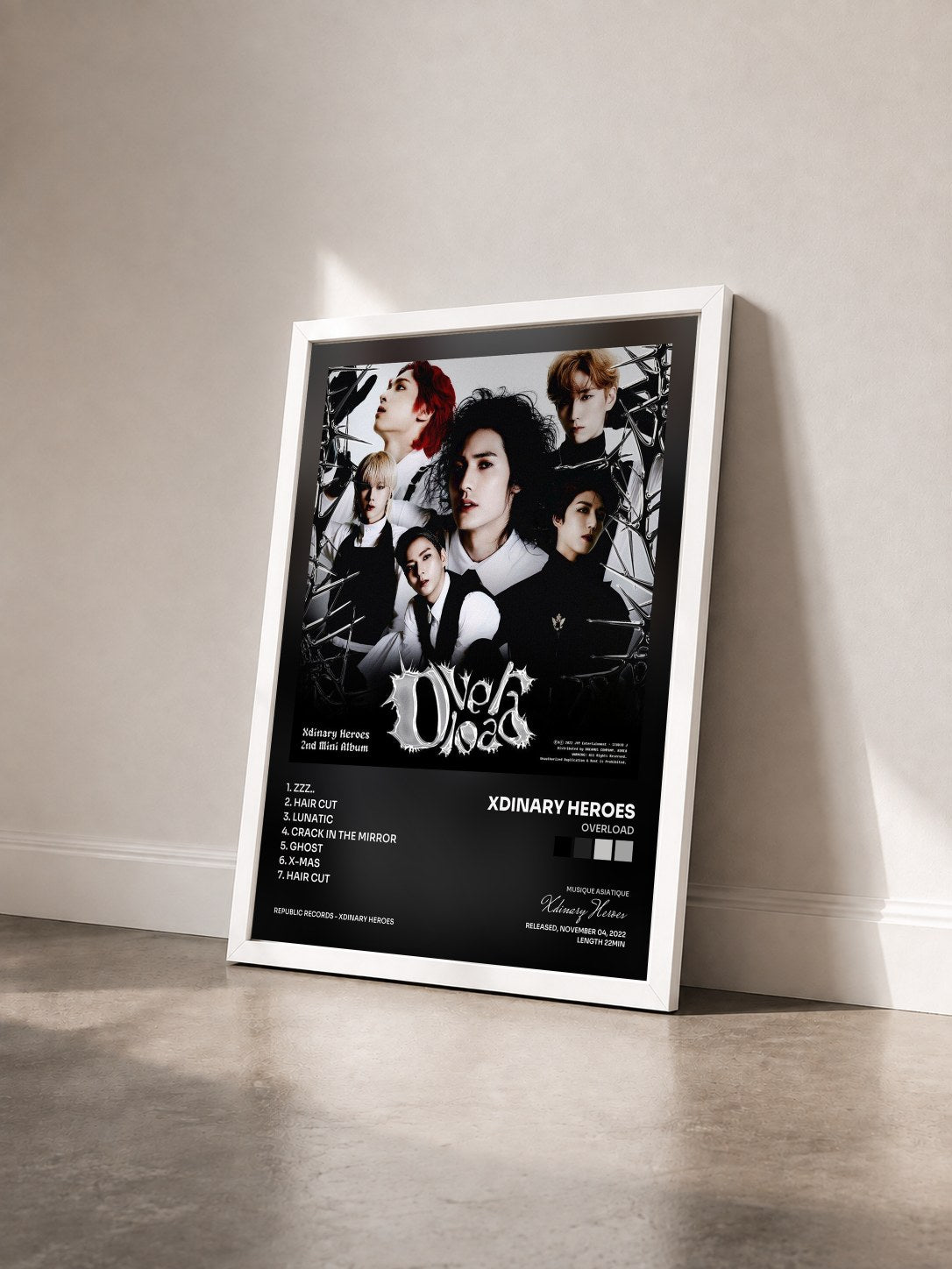 #blanc Tableau de l'album Overload de Xdinary Heroes vu de trois quarts, cadre blanc