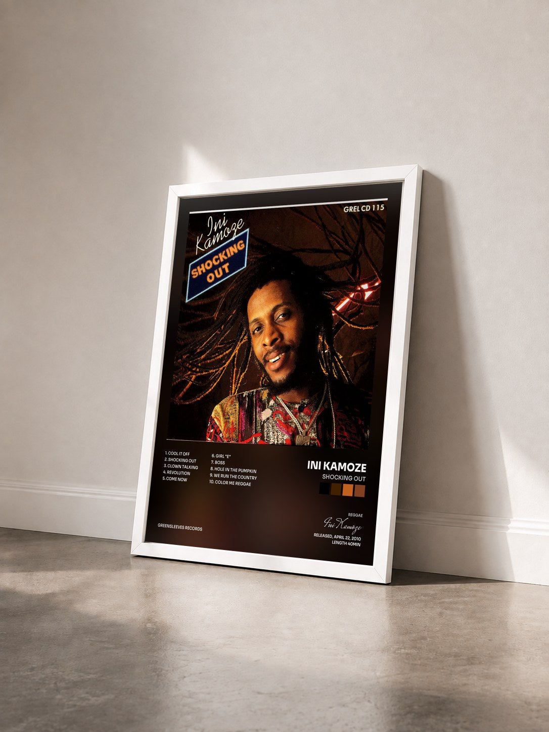 #blanc Tableau de l'album Shocking Out de Ini Kamoze vu de trois quarts, cadre blanc