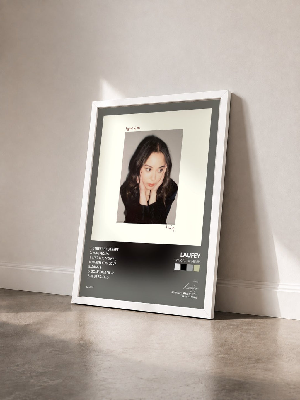 #blanc Typical of Me EP di Laufey in stampa incorniciata vista di tre quarti, cornice bianca