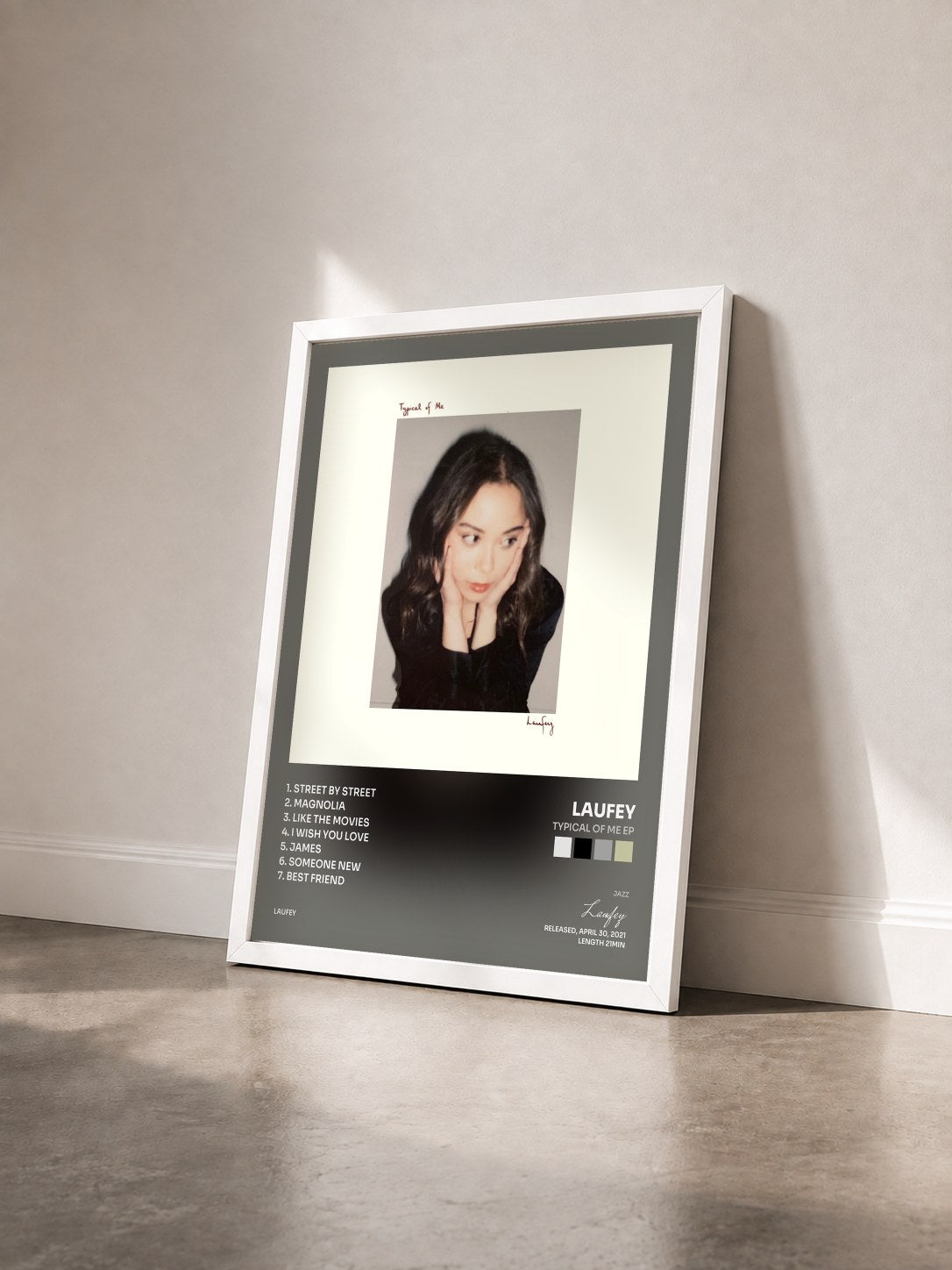 #blanc Tableau de l'album Typical of Me EP de Laufey vu de trois quarts, cadre blanc
