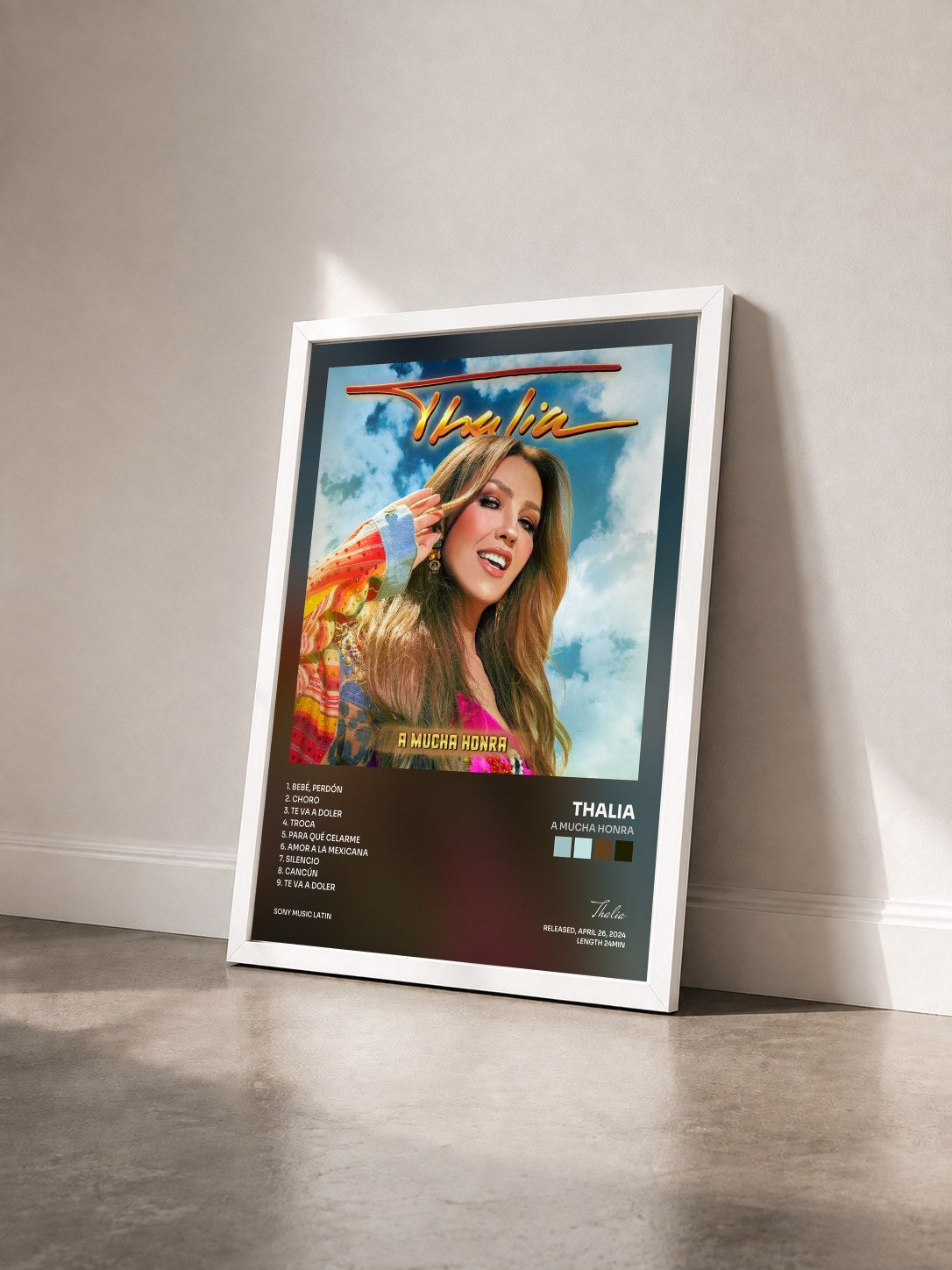 #blanc Tableau de l'album A Mucha Honra de Thalia vu de trois quarts, cadre blanc