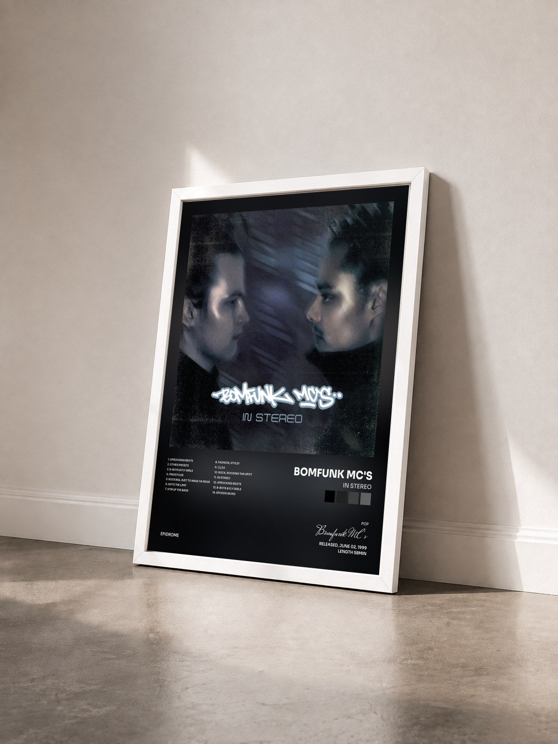 #blanc Tableau de l'album In Stereo de Bomfunk MC's vu de trois quarts, cadre blanc