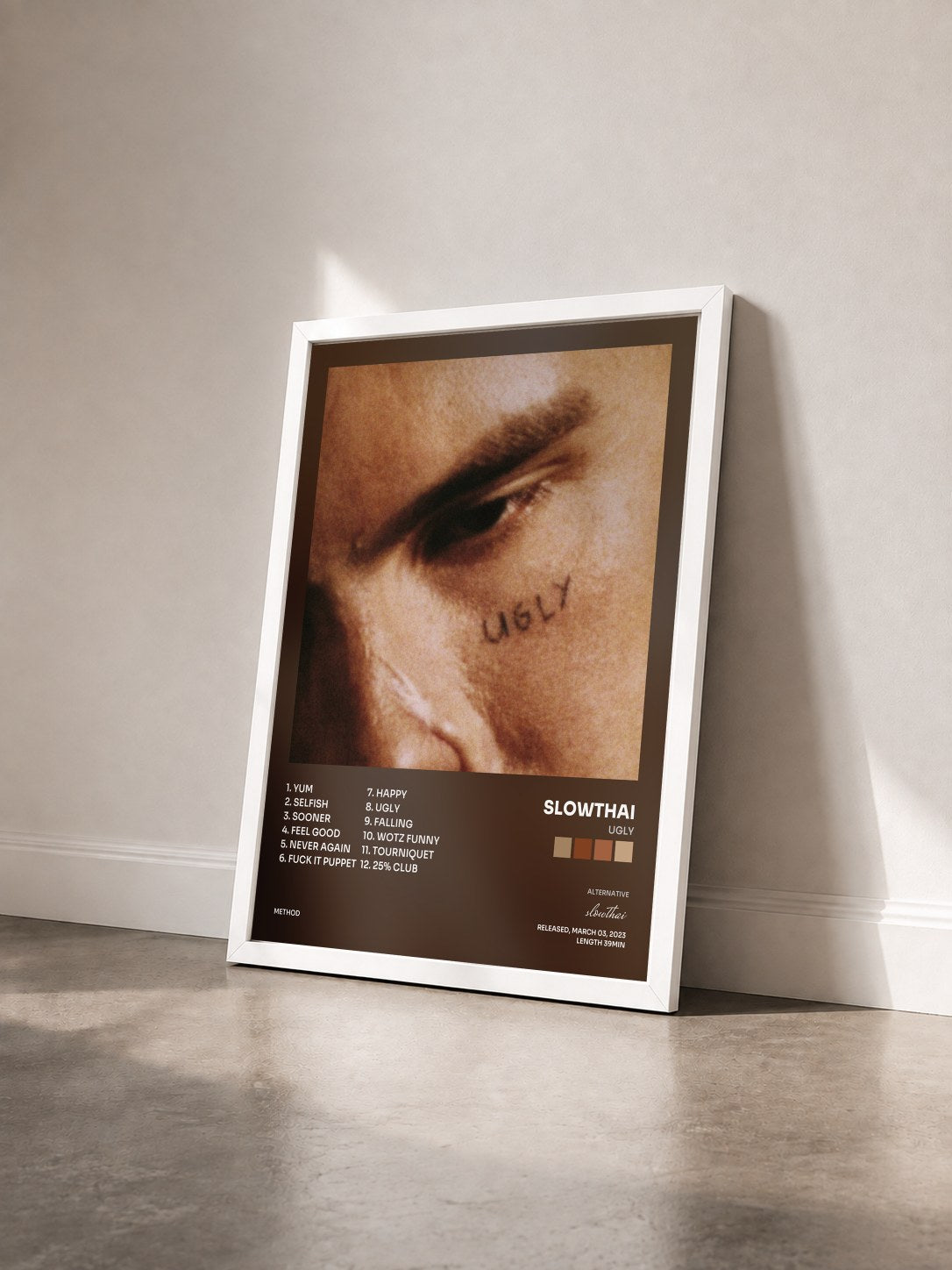 #blanc Tableau de l'album UGLY de slowthai vu de trois quarts, cadre blanc