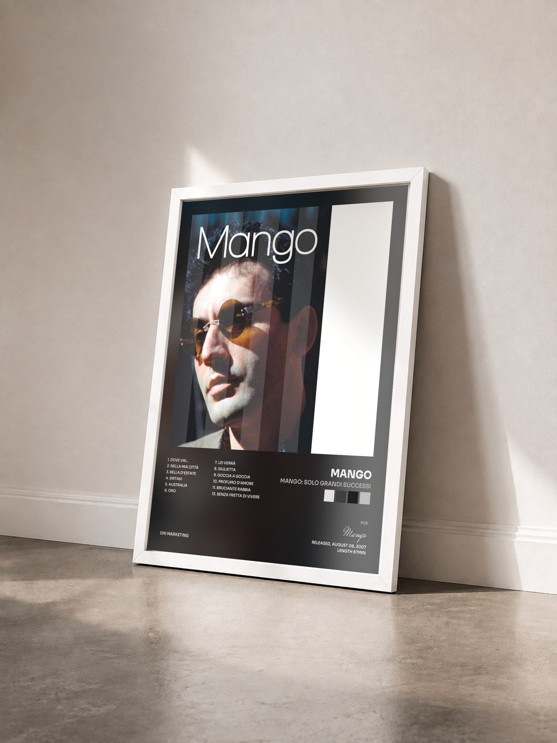 #blanc Tableau de l'album Mango: Solo Grandi Successi de Mango vu de trois quarts, cadre blanc