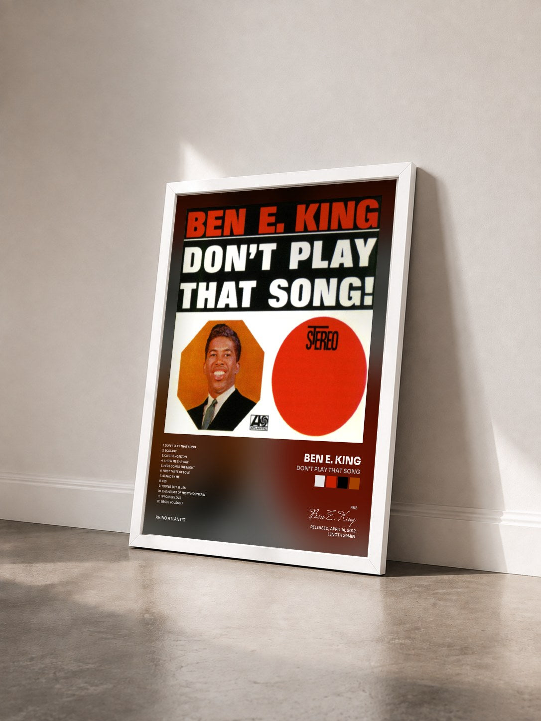 #blanc Tableau de l'album Don't Play That Song de Ben E. King vu de trois quarts, cadre blanc