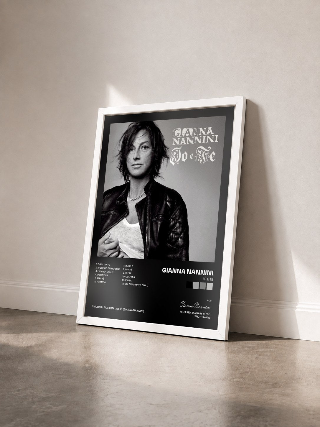 #blanc Tableau de l'album Io E Te de Gianna Nannini vu de trois quarts, cadre blanc