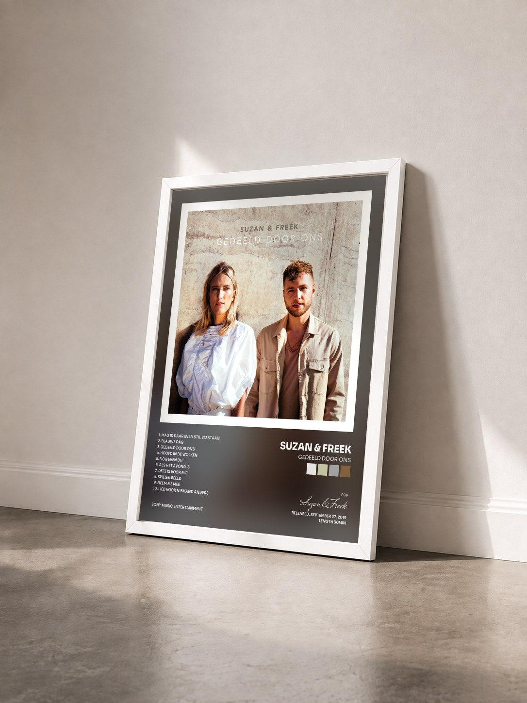 #blanc Tableau de l'album Gedeeld Door Ons de Suzan & Freek vu de trois quarts, cadre blanc