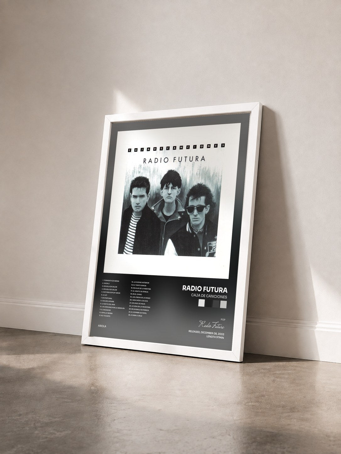 #blanc Tableau de l'album Caja de Canciones de Radio Futura vu de trois quarts, cadre blanc