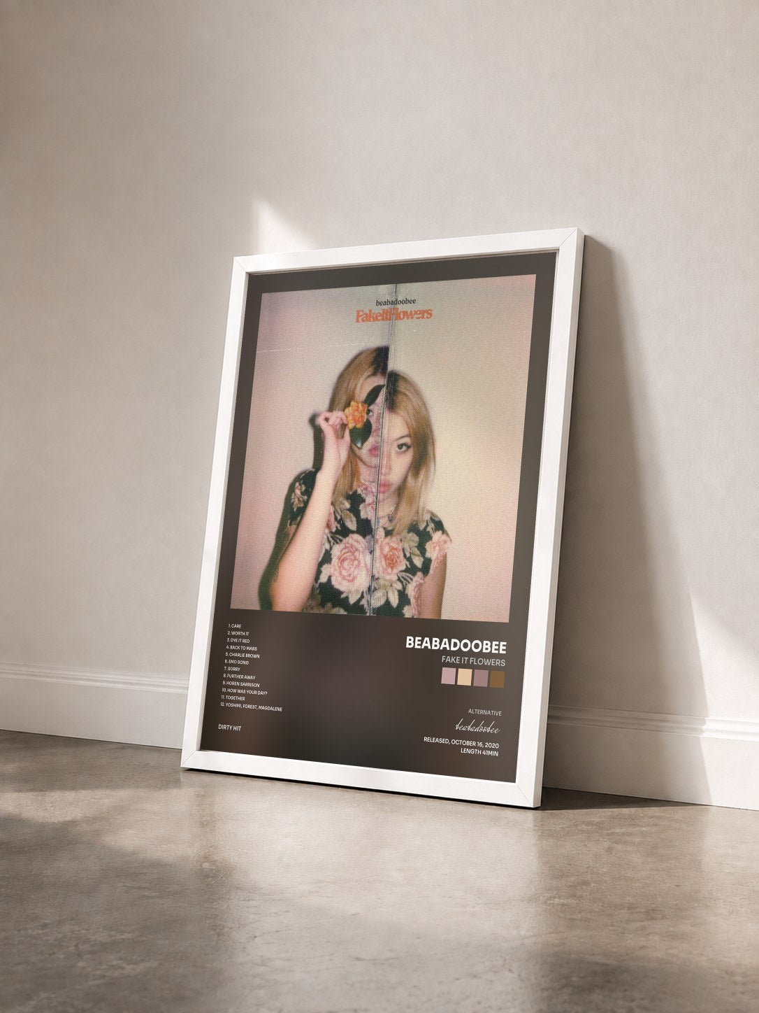 #blanc Tableau de l'album Fake It Flowers de beabadoobee vu de trois quarts, cadre blanc