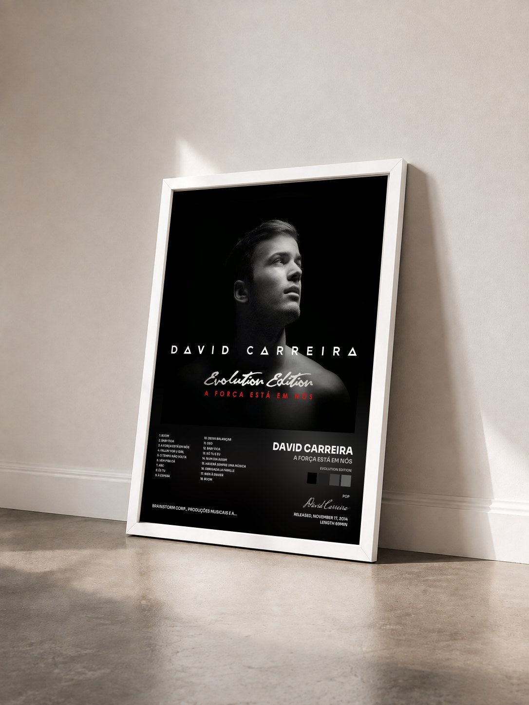 #blanc Tableau de l'album A Força Está Em Nós (Evolution Edition) de David Carreira vu de trois quarts, cadre blanc