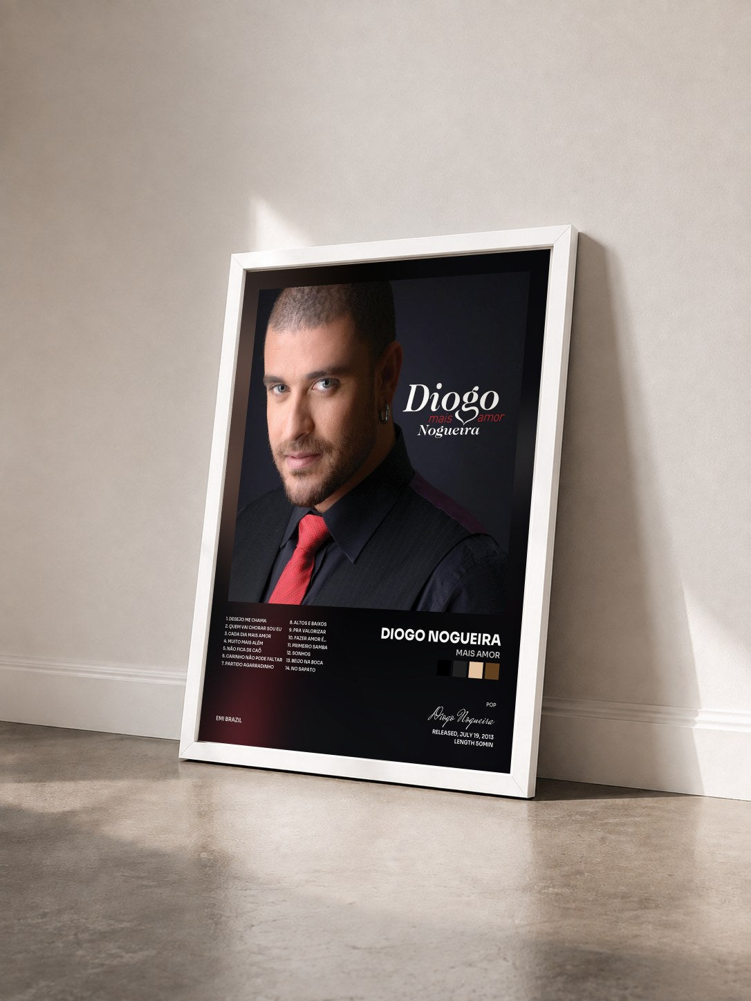 #blanc Tableau de l'album Mais Amor de Diogo Nogueira vu de trois quarts, cadre blanc
