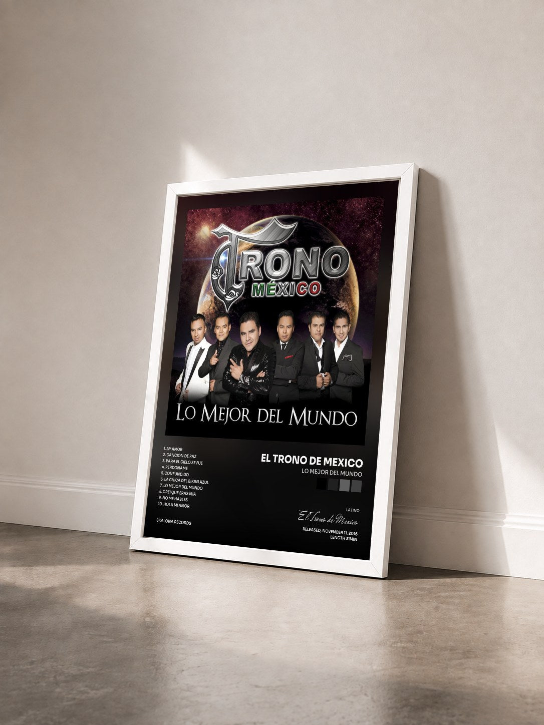 #blanc Tableau de l'album Lo Mejor del Mundo de El Trono de Mexico vu de trois quarts, cadre blanc