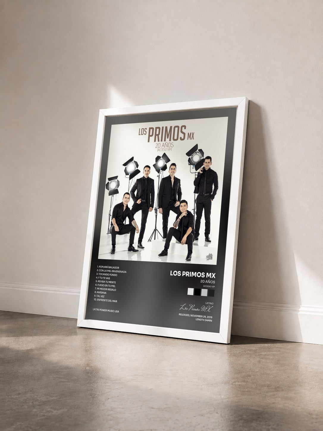 #blanc Tableau de l'album 20 Años (Acceso VIP) de Los Primos MX vu de trois quarts, cadre blanc