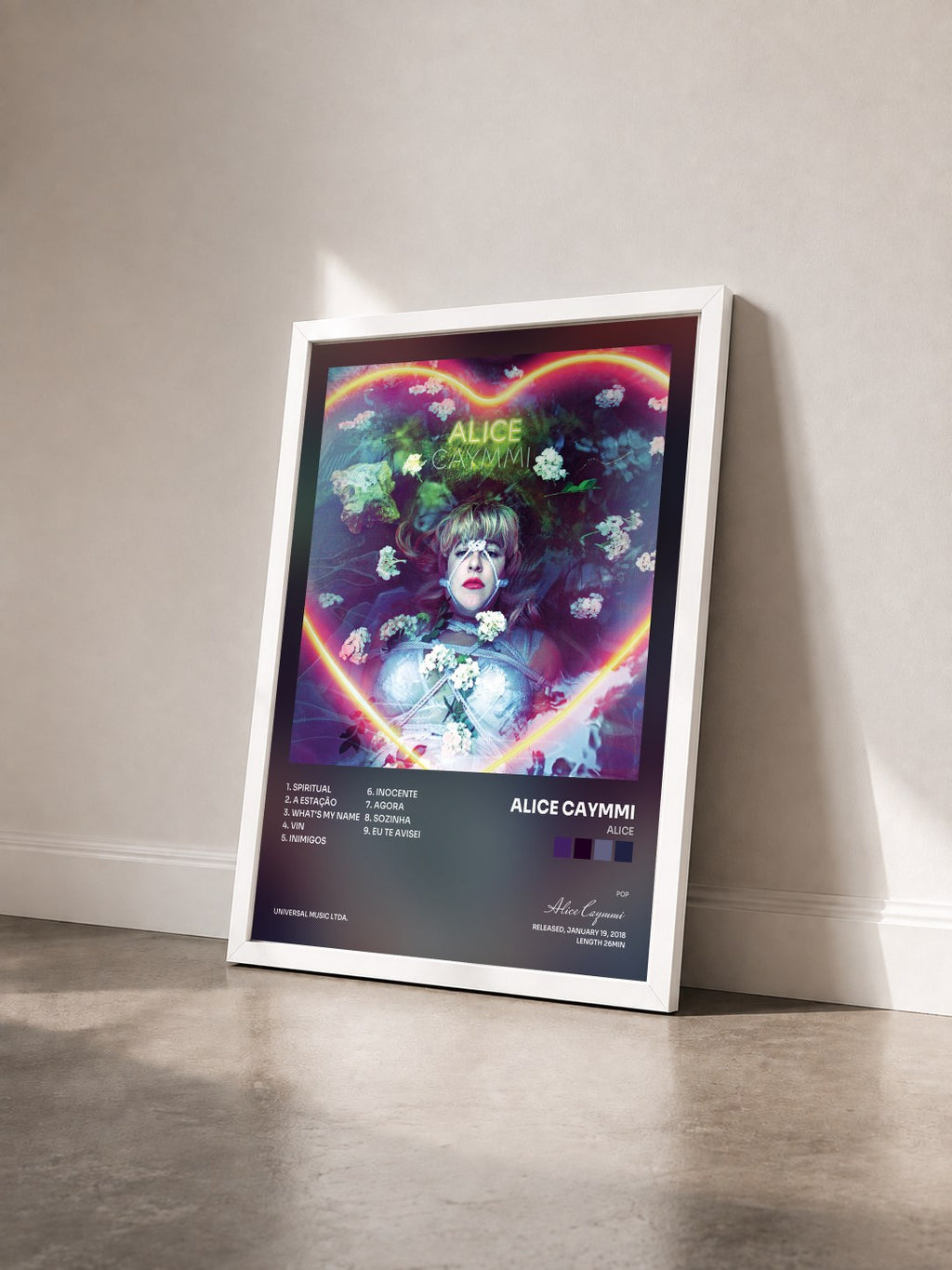#blanc Tableau de l'album Alice de Alice Caymmi vu de trois quarts, cadre blanc