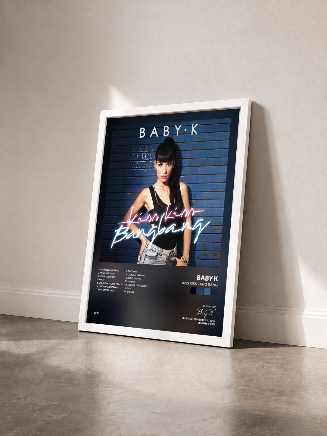 #blanc Tableau de l'album Kiss Kiss Bang Bang de Baby K vu de trois quarts, cadre blanc