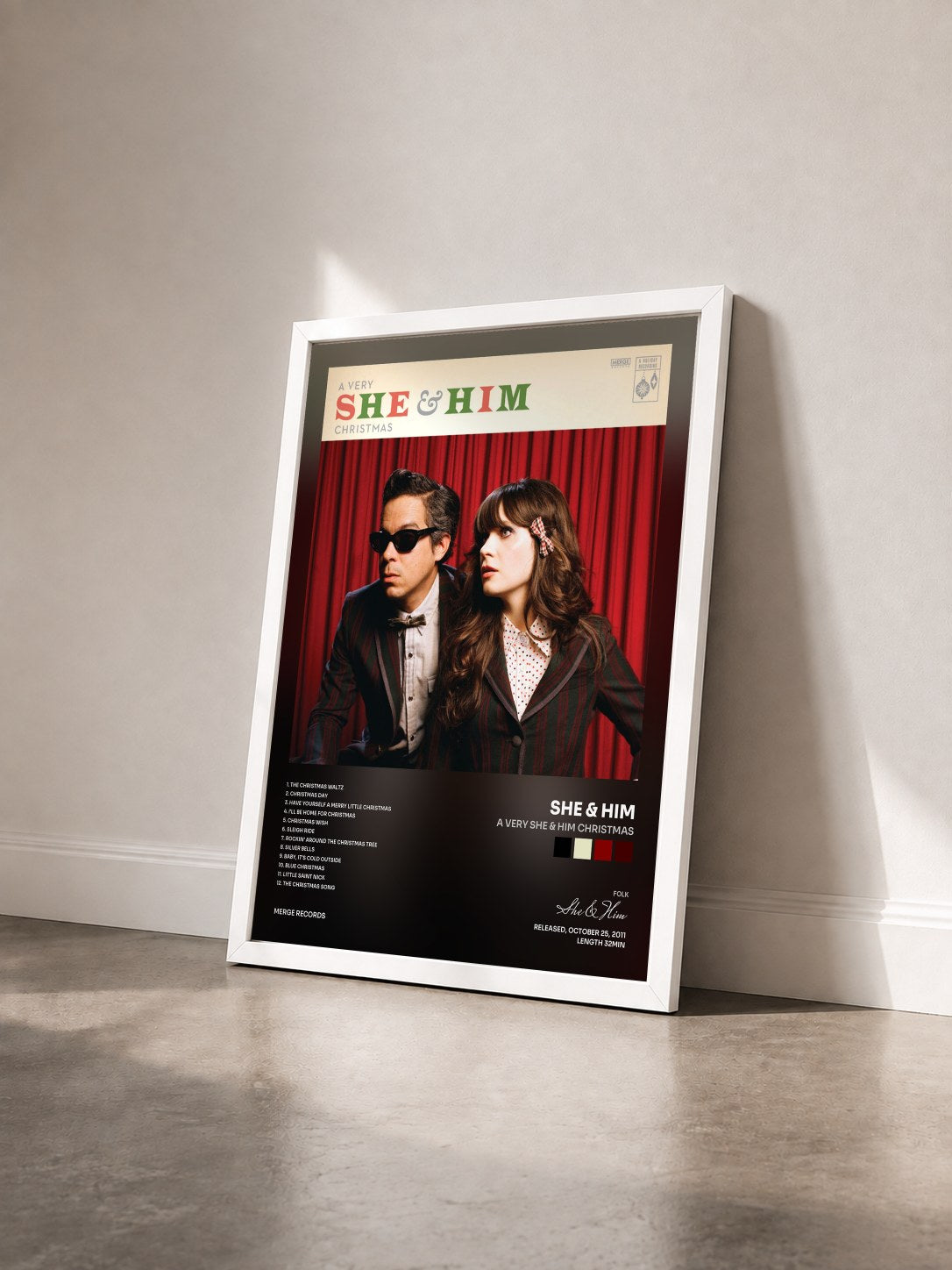 #blanc Tableau de l'album A Very She & Him Christmas de She & Him vu de trois quarts, cadre blanc