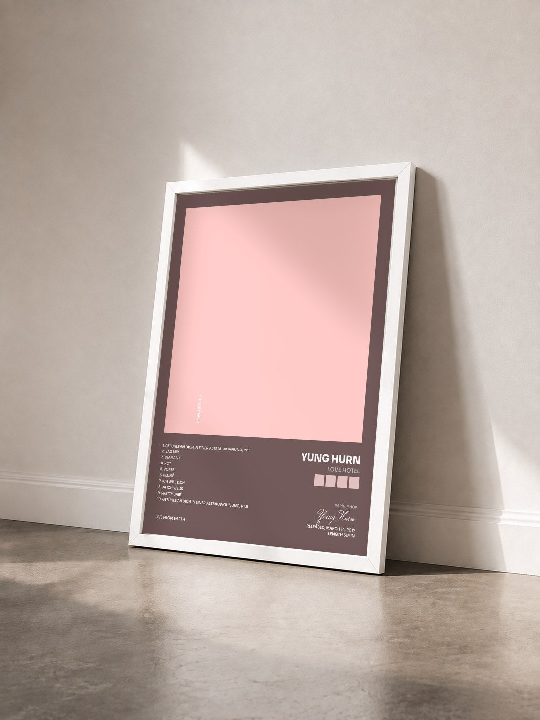 #blanc Tableau de l'album Love Hotel de Yung Hurn vu de trois quarts, cadre blanc