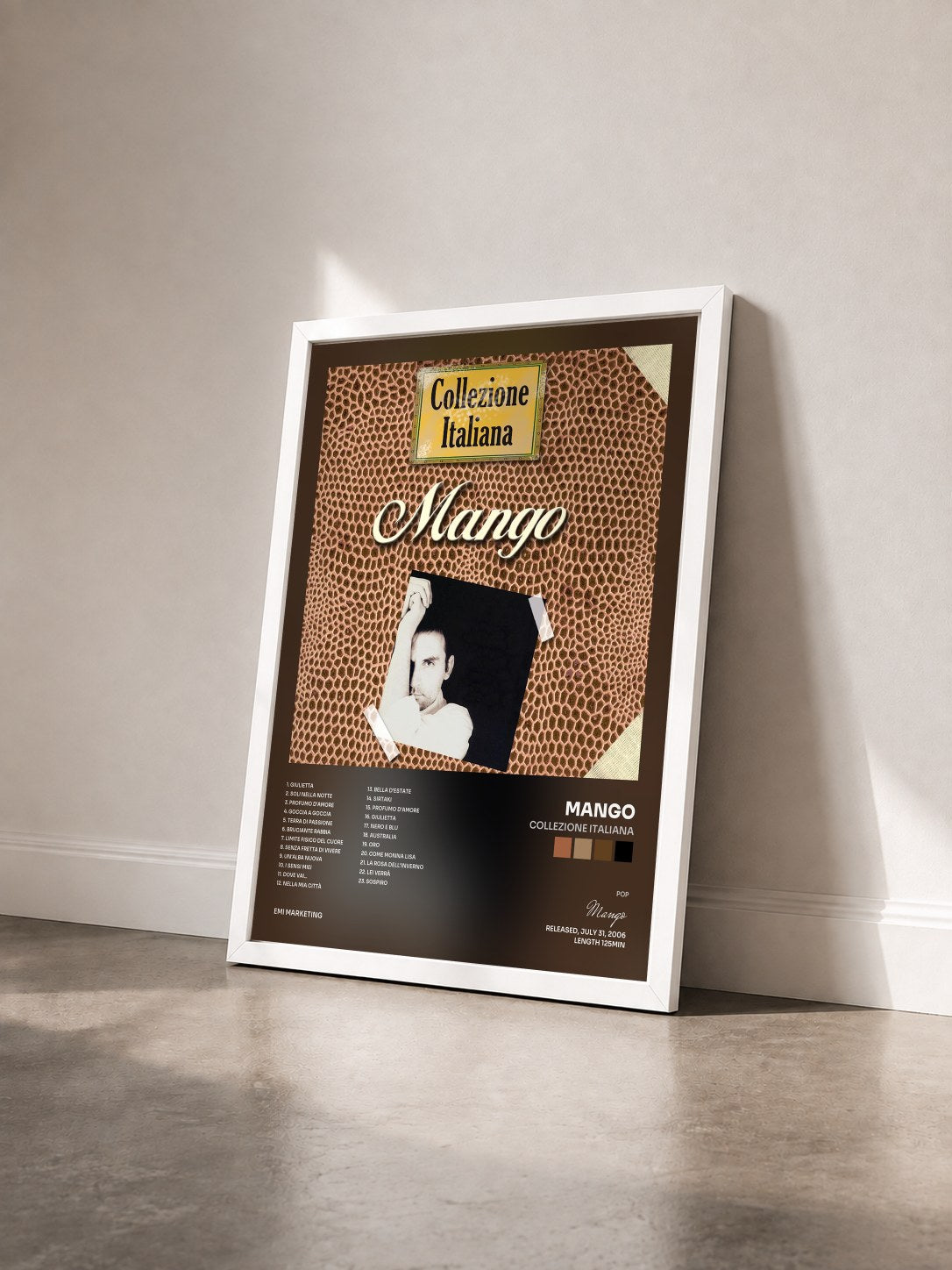#blanc Tableau de l'album Collezione Italiana de Mango vu de trois quarts, cadre blanc