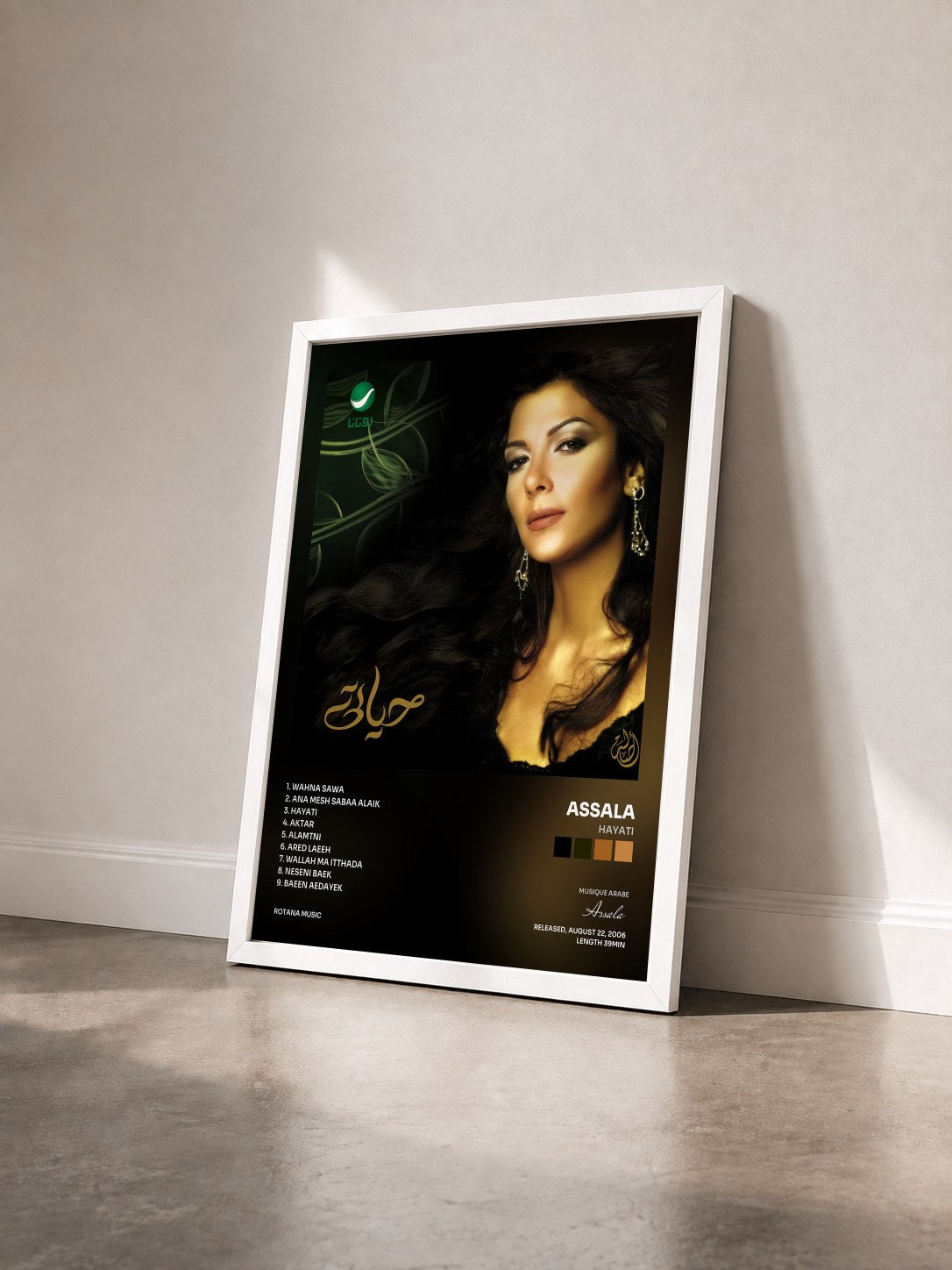 #blanc Tableau de l'album Hayati de Assala vu de trois quarts, cadre blanc