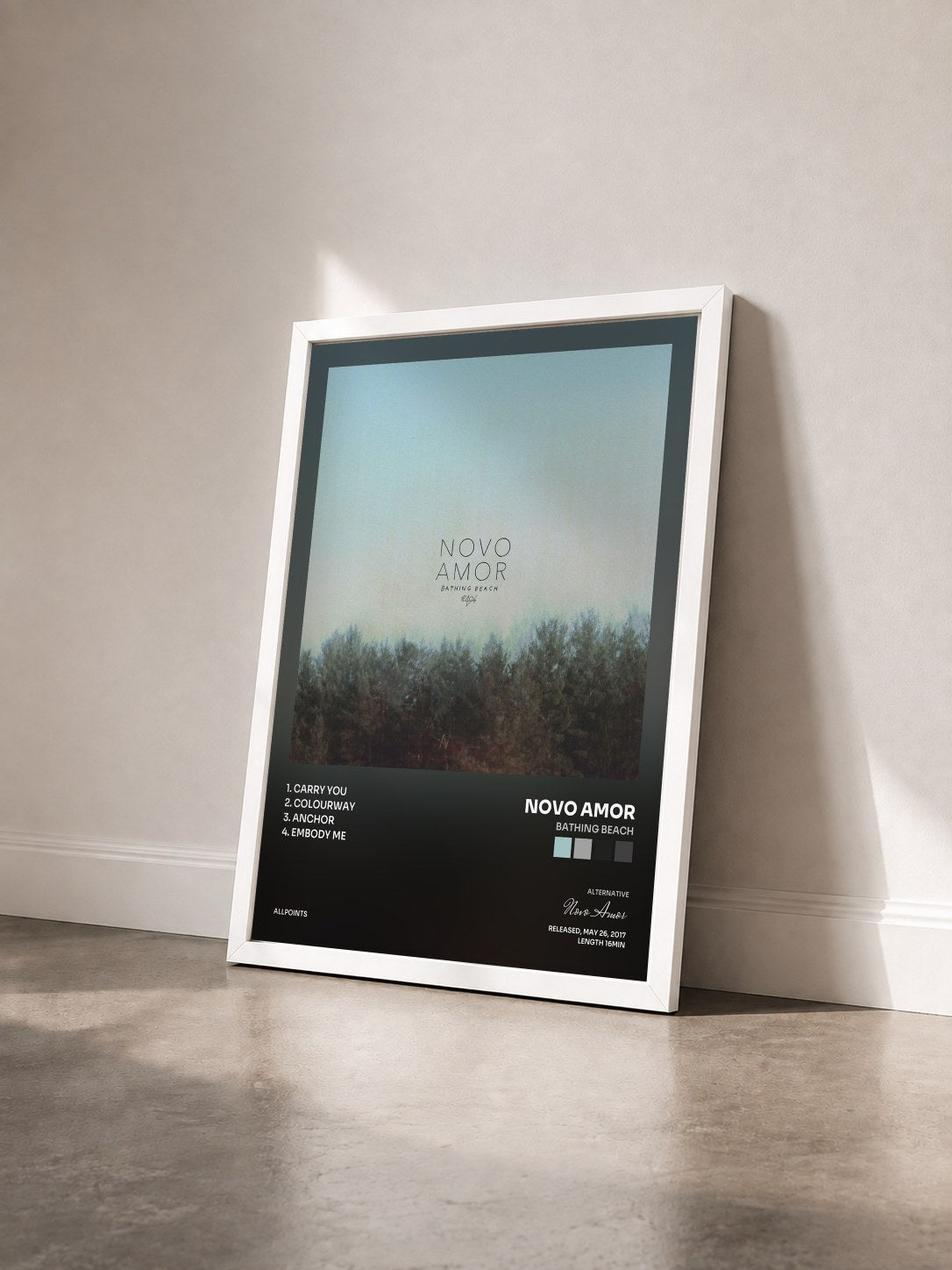 #blanc Tableau de l'album Bathing Beach de Novo Amor vu de trois quarts, cadre blanc