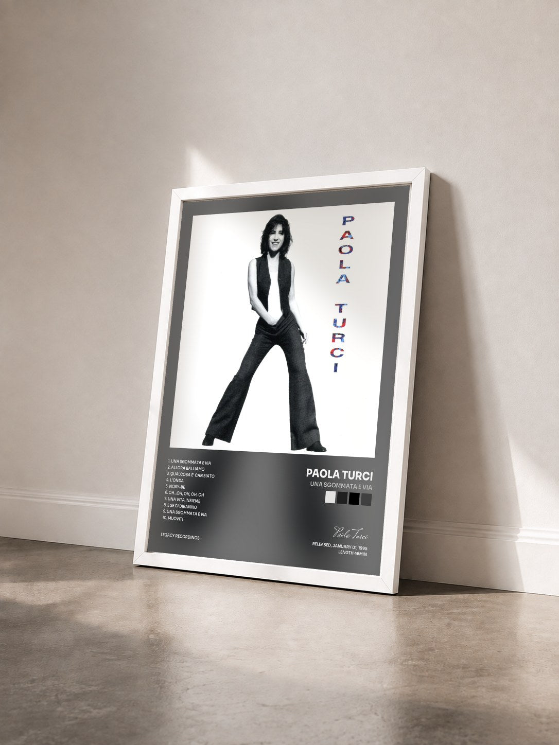 #blanc Tableau de l'album Una sgommata e via de Paola Turci vu de trois quarts, cadre blanc