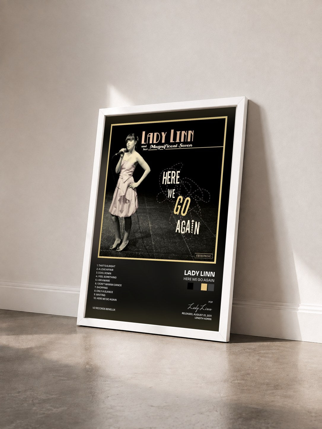 #blanc Tableau de l'album Here We Go Again de Lady Linn vu de trois quarts, cadre blanc