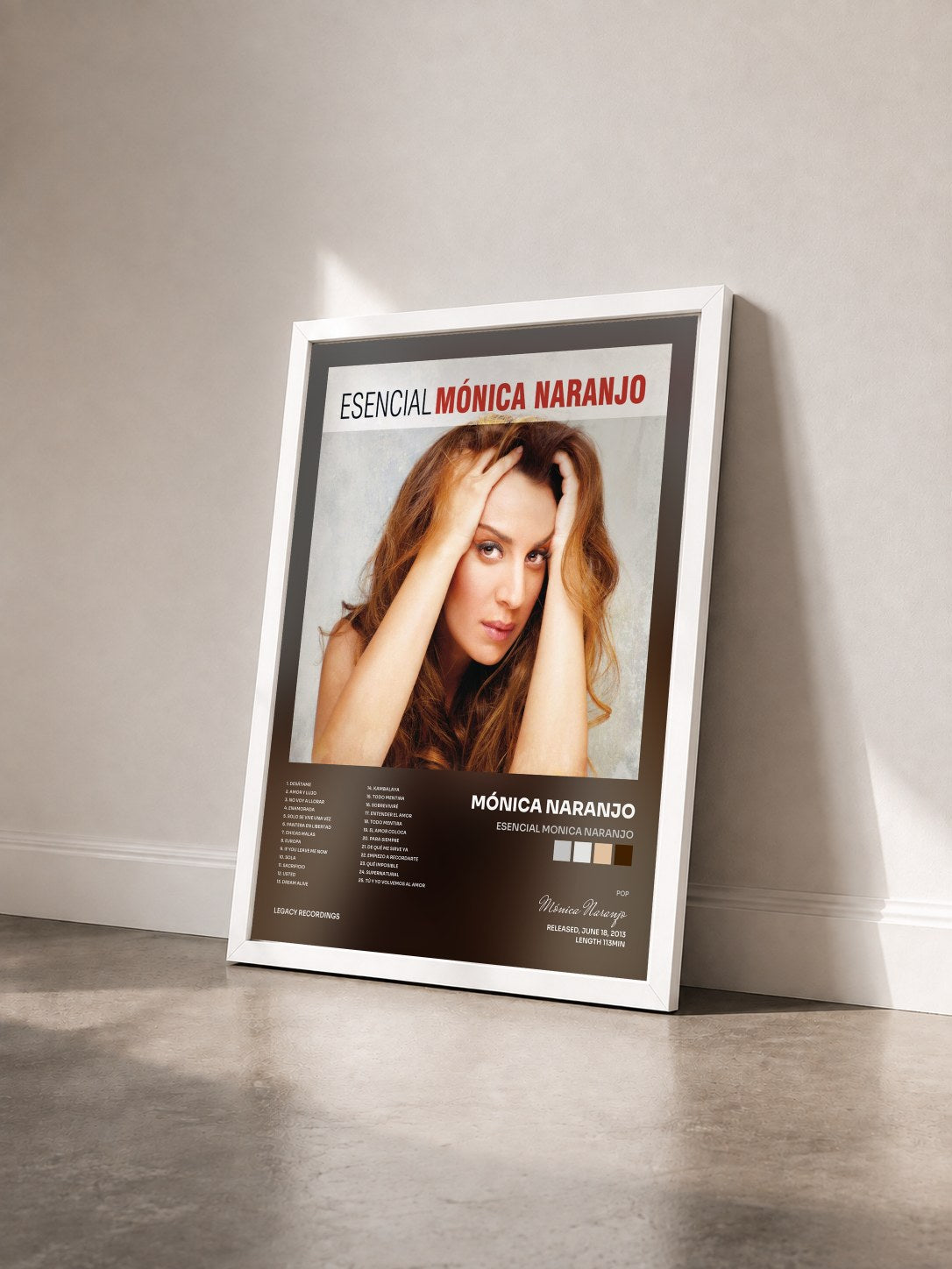 #blanc Tableau de l'album Esencial Monica Naranjo de Mónica Naranjo vu de trois quarts, cadre blanc