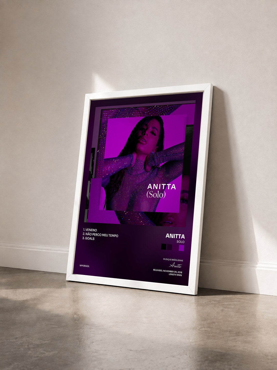 #blanc Tableau de l'album Solo de Anitta vu de trois quarts, cadre blanc