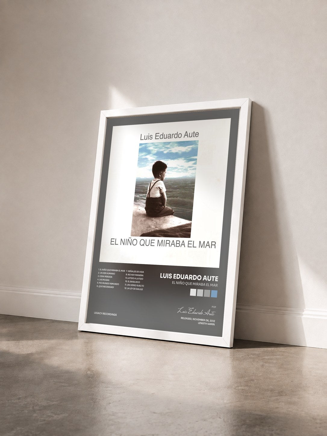 #blanc Tableau de l'album El Niño Que Miraba El Mar de Luis Eduardo Aute vu de trois quarts, cadre blanc