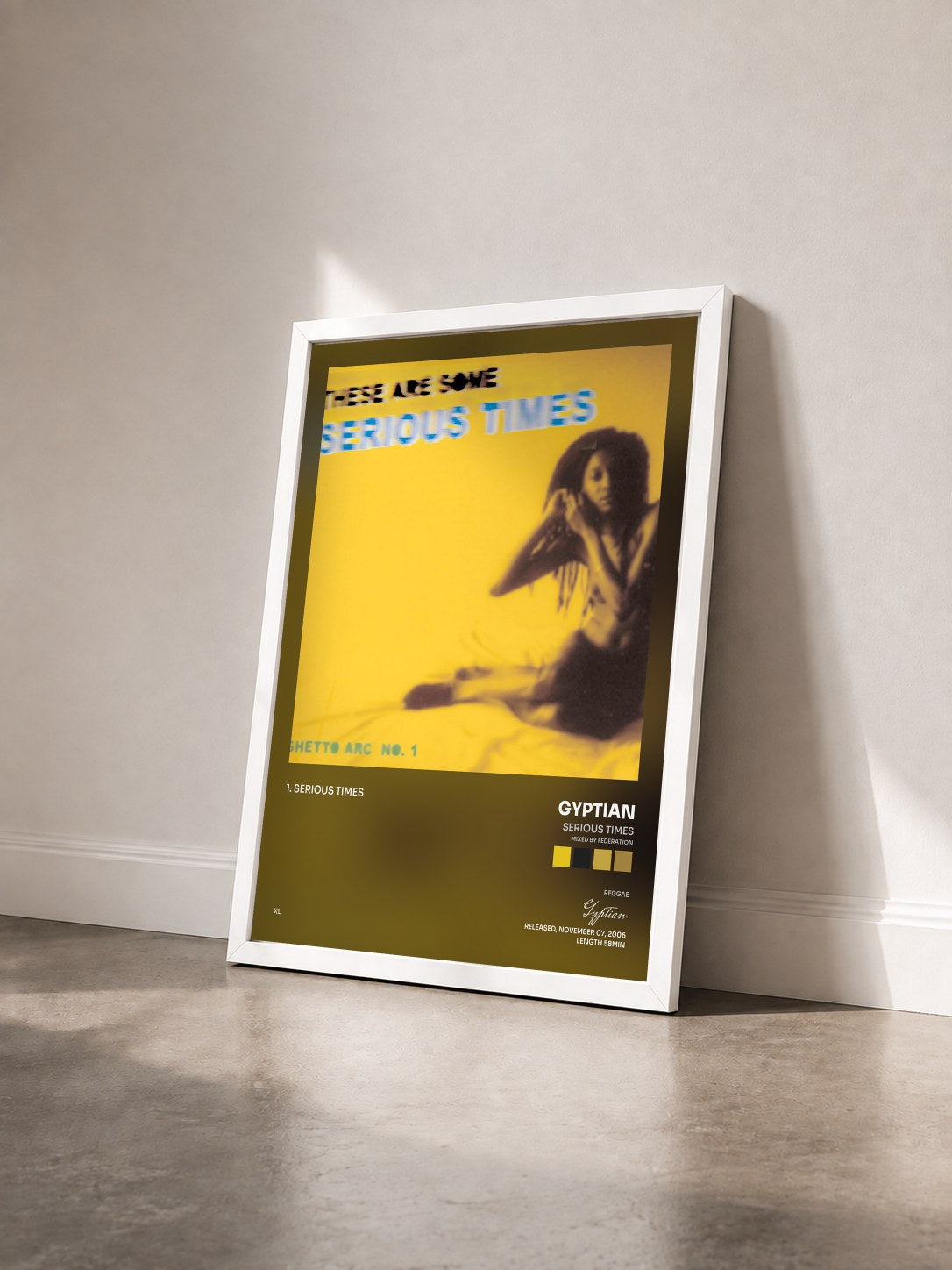 #blanc Tableau de l'album Serious Times (Mixed by Federation) de Gyptian vu de trois quarts, cadre blanc