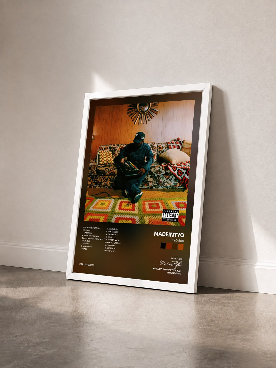 #blanc Tableau de l'album TYO 808 de MadeinTYO vu de trois quarts, cadre blanc