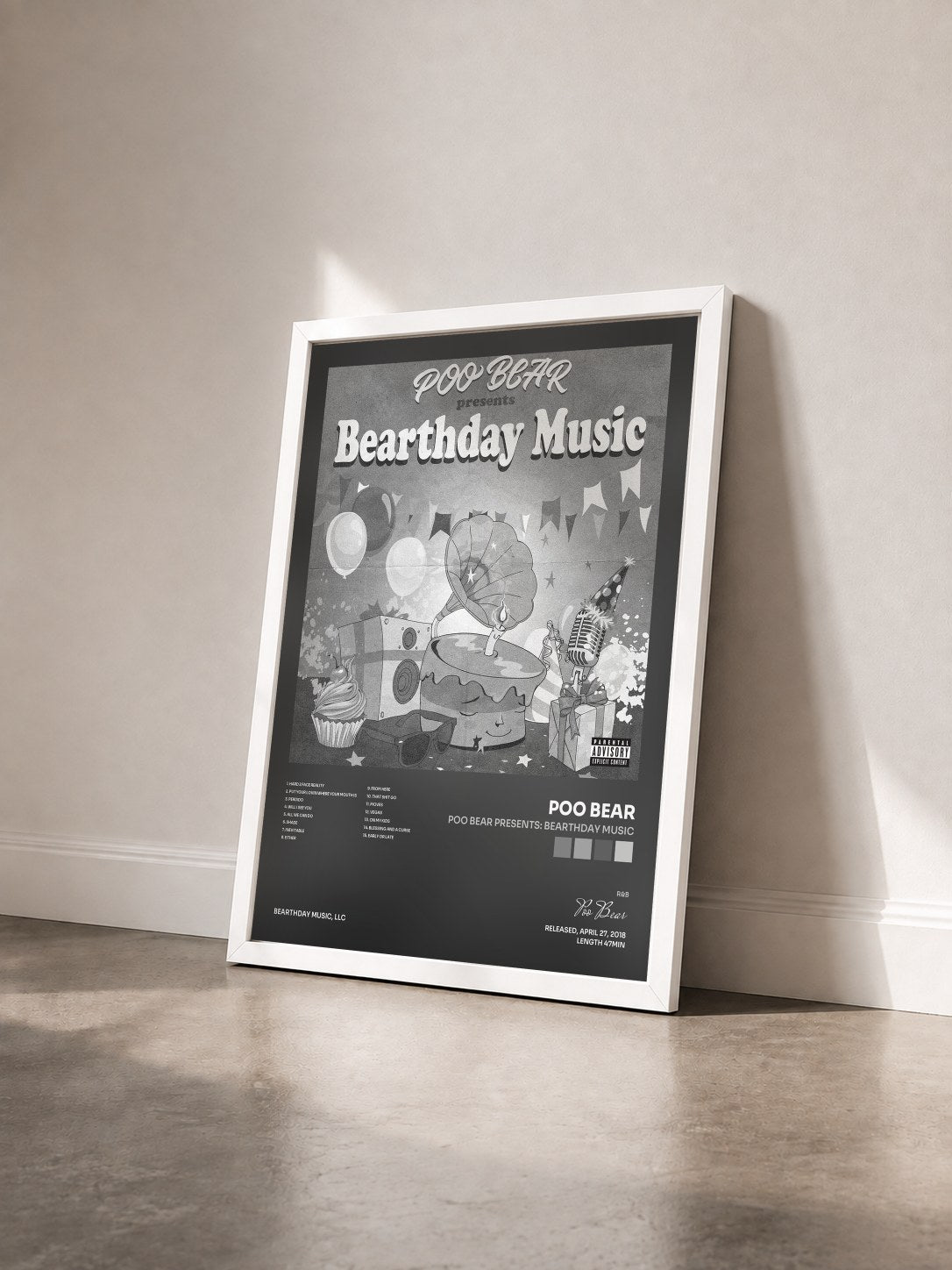 #blanc Tableau de l'album Poo Bear Presents: Bearthday Music de Poo Bear vu de trois quarts, cadre blanc