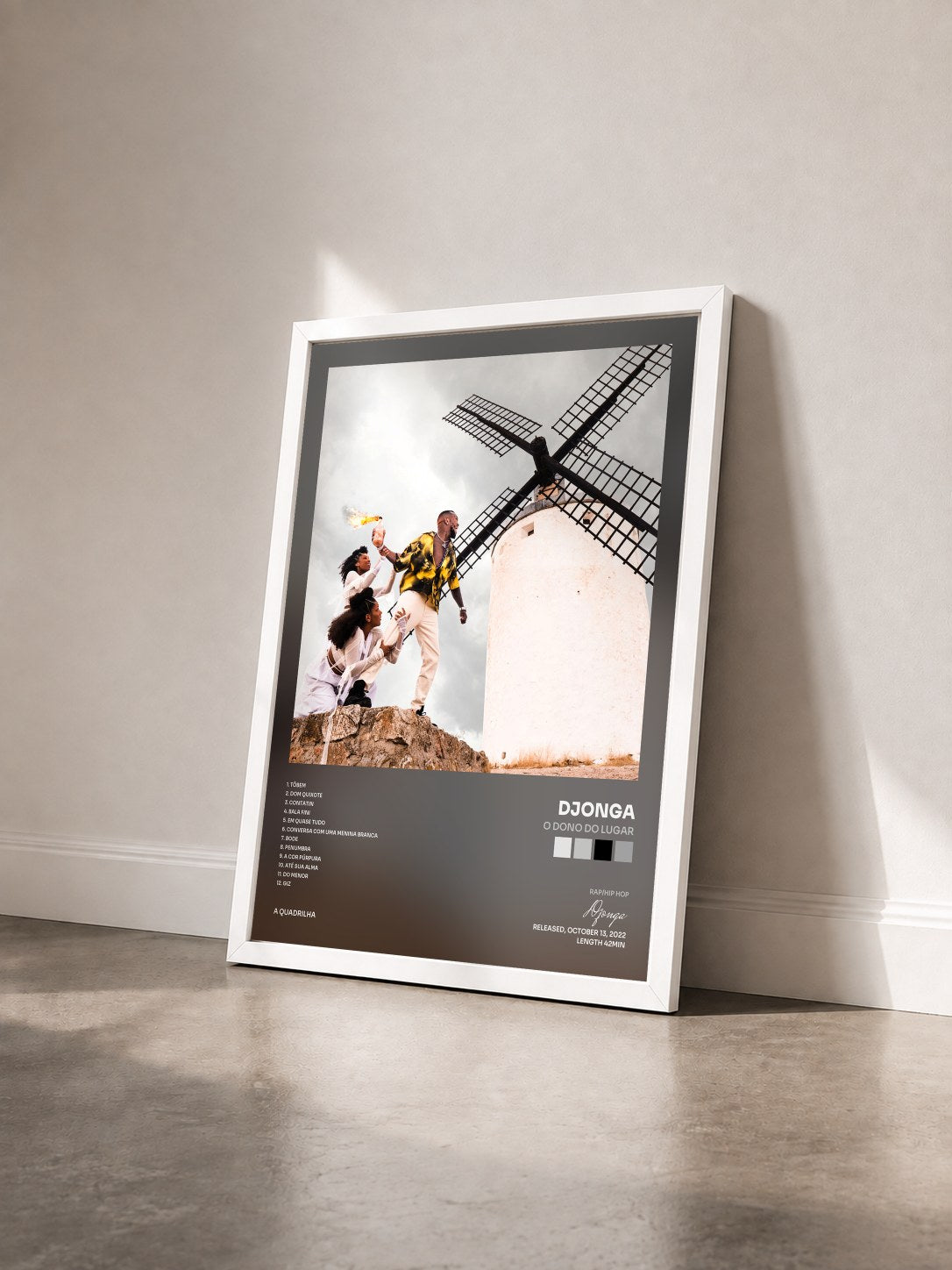 #blanc Tableau de l'album O Dono do Lugar de Djonga vu de trois quarts, cadre blanc