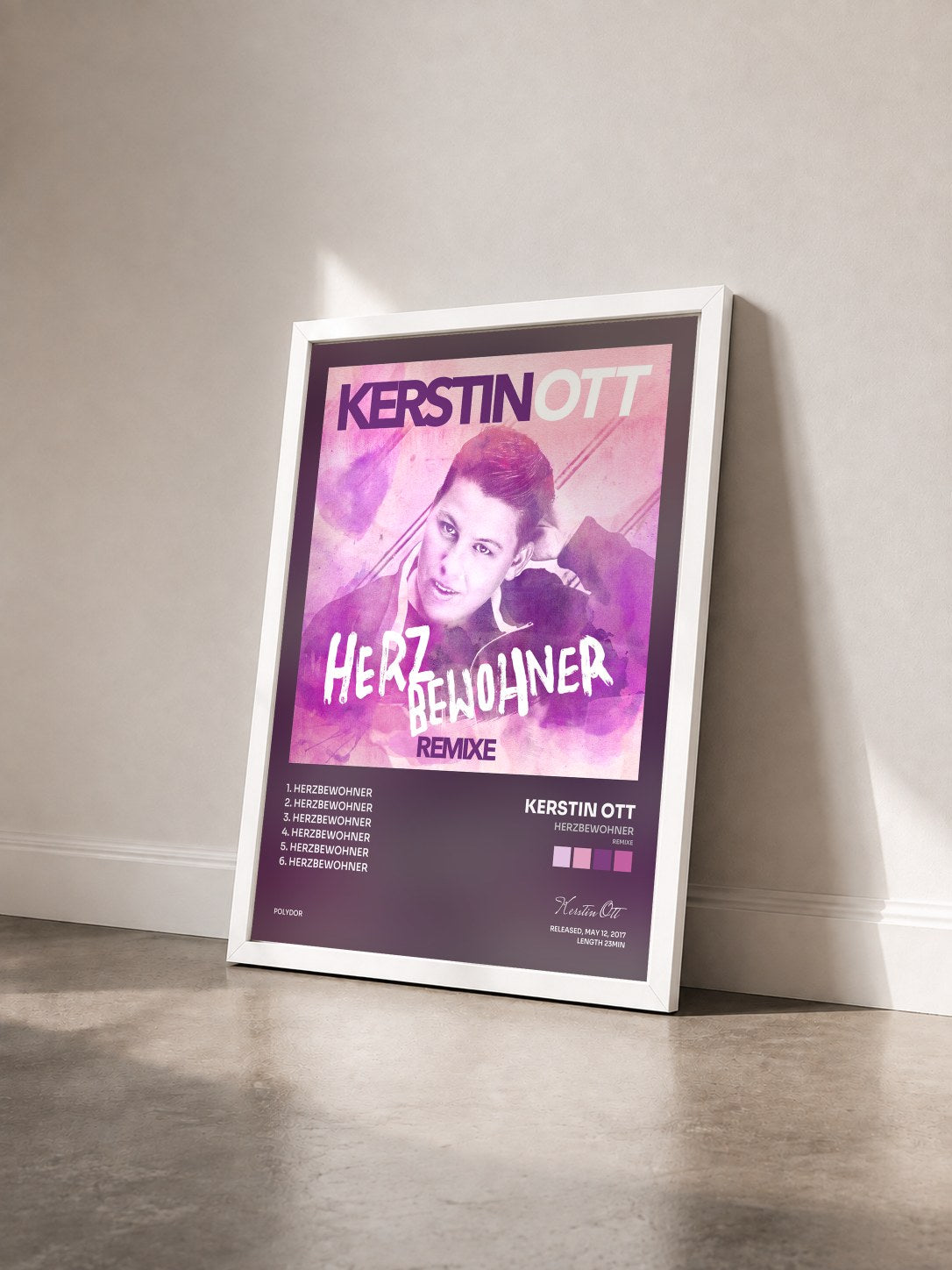 #blanc Tableau de l'album Herzbewohner (Remixe) de Kerstin Ott vu de trois quarts, cadre blanc