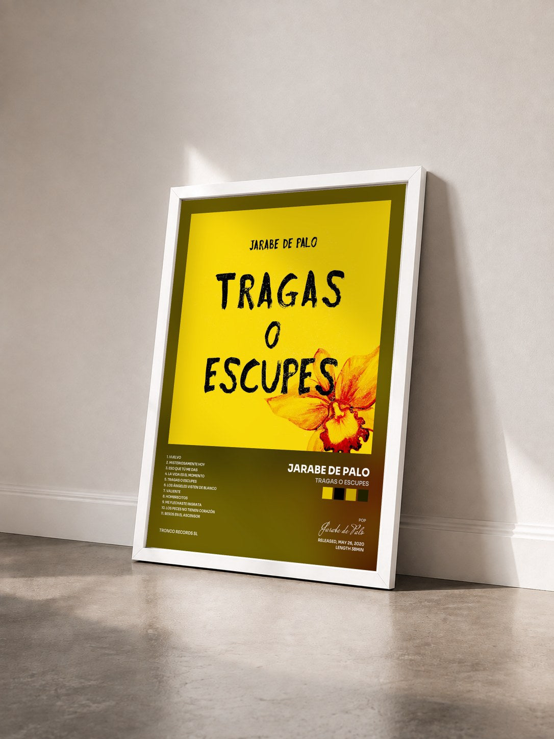 #blanc Tableau de l'album Tragas o Escupes de Jarabe de Palo vu de trois quarts, cadre blanc